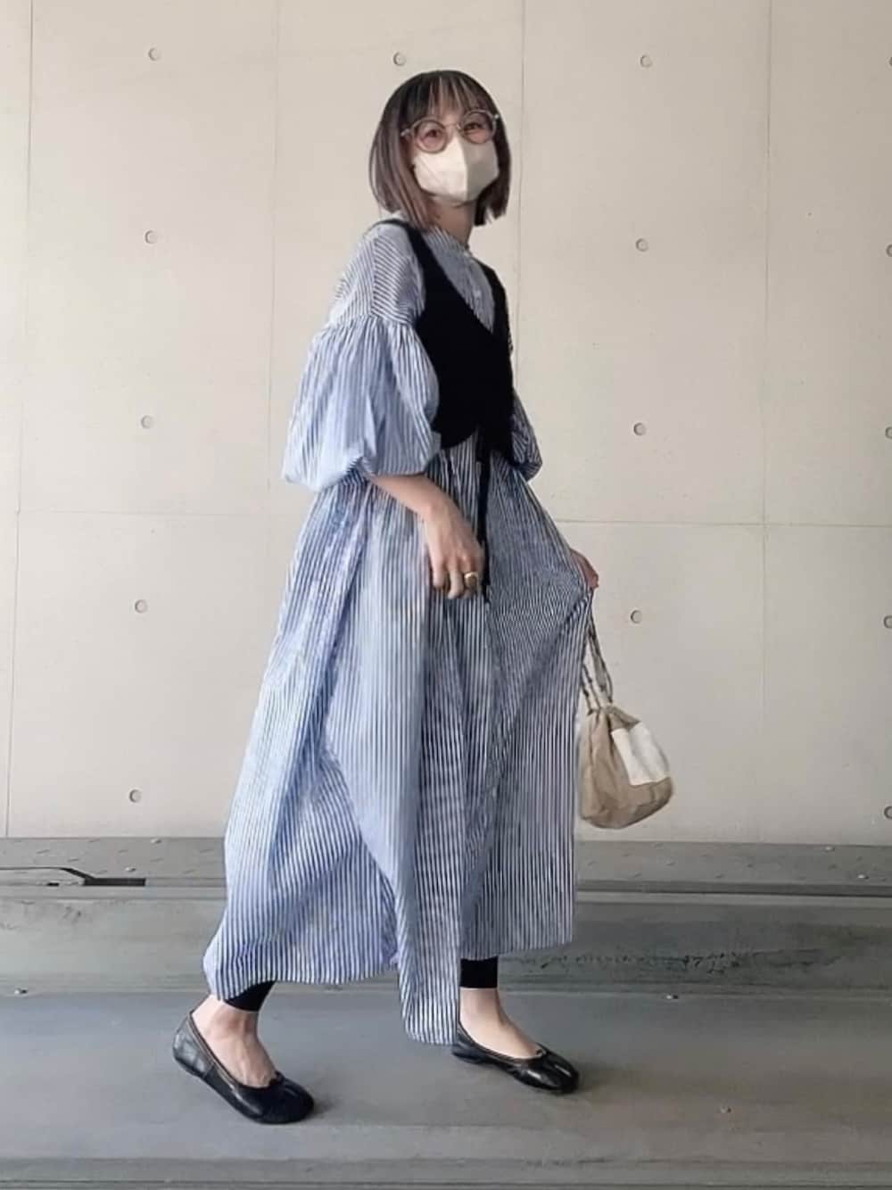 「ANGIE VINTAGE、シャツワンピ、ストライプワンピース、春コーデ、ビスチェ、レイヤードスタイル、オトナカジュアル、大人カジュアル、足袋バレエ、メガネ女子、休日スタイル、ボリューム袖」｜「ANGIEのインドボイル ボリュームスリーブシャツワンピース（シャツワンピース、ブルー系）」を使った、なな☺︎さん（レディース・155cm）の春コーディネートの1枚目の写真