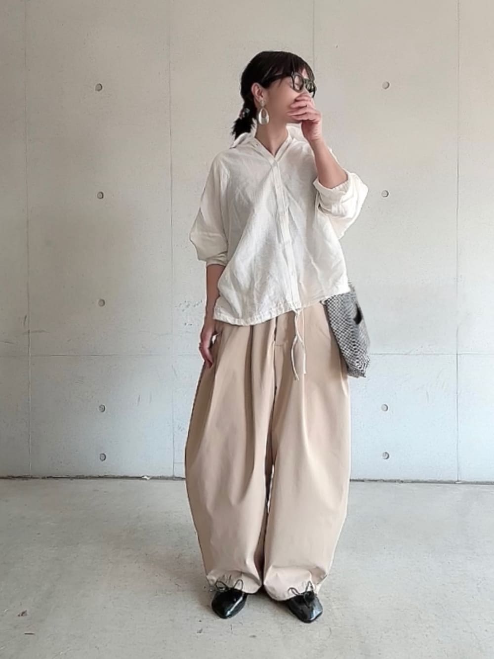 「春めき満開コーデ、PR、notch.、notch. by yui、春カラー、低身長女子、大人カジュアル、オトナカジュアル」｜「notch.の裾ドロストシャツ（シャツ/ブラウス、ホワイト系）」を使った、なな☺︎さん（骨格ナチュラル・レディース・155cm）の春コーディネートの1枚目の写真