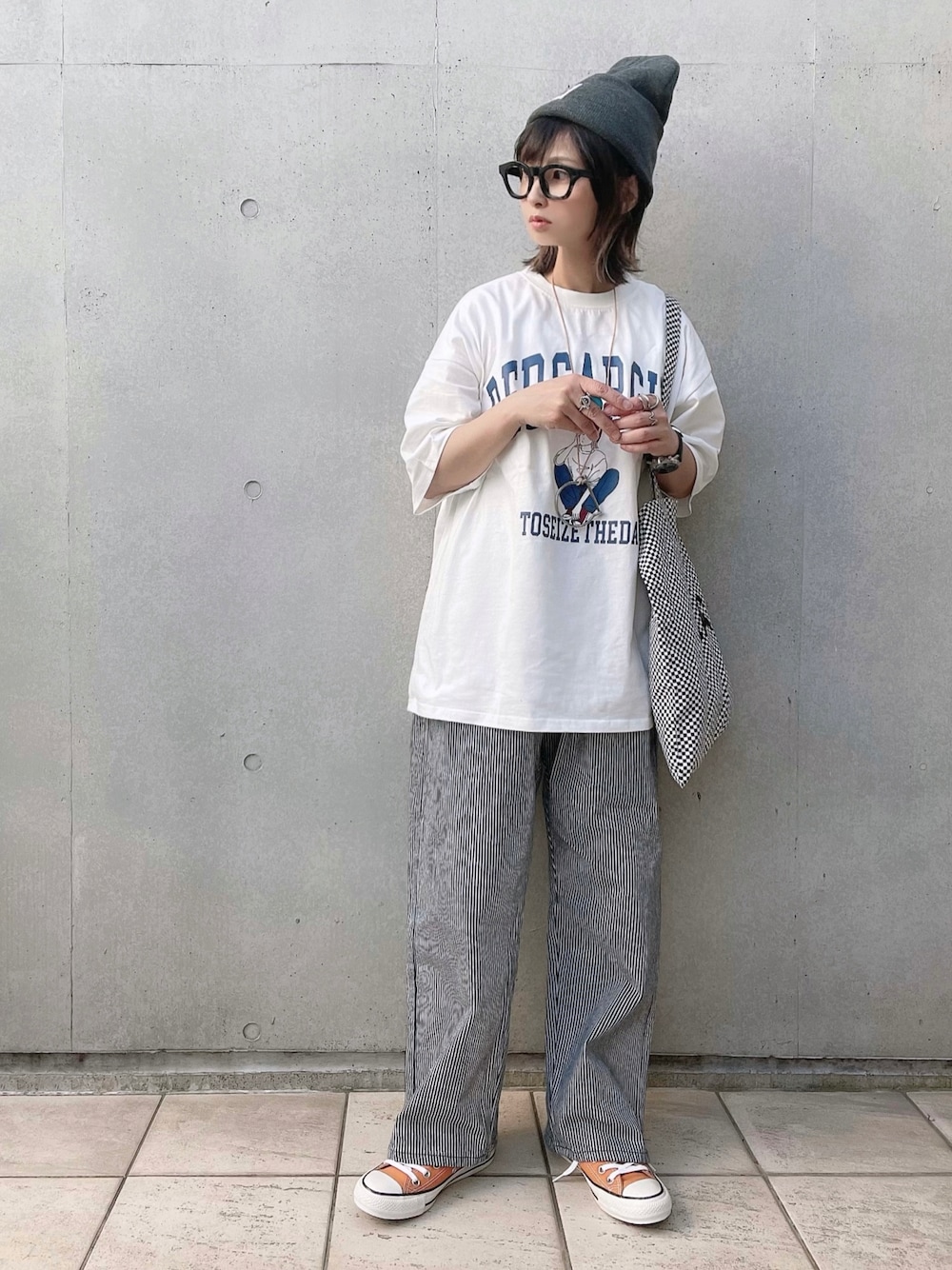 「カジュアルコーデ、オトナカジュアル、トートバッグ、アウトドアスタイル、春夏コーデ、休日スタイル、コンバース、Red Cap Girl、johnscloset、ジョンズクローゼット、ニット帽、大人カジュアル、シンプルコーデ、メガネ女子、ダボパン」｜「Red Cap Girlの【a-r】〔Red Cap Girl/レッドキャップガール〕天竺フロントプリント"SITTING GIRL" Tシャツ（Tシャツ/カットソー、ホワイト系）」を使った、なな☺︎さん（レディース・155cm）の春コーディネートの1枚目の写真