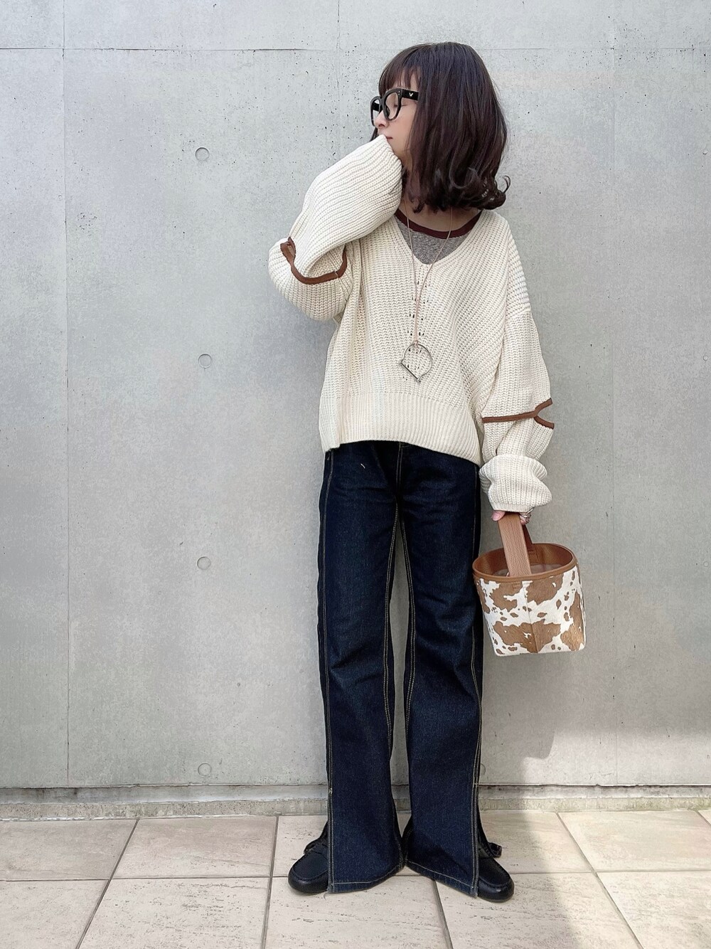 「春コーデ、スリットニット、スリットデニム、apretro、ANDEX shoes product(ANDEX shoes product)、coca、chiiiibag、大人カジュアル、オトナカジュアル、シンプルコーデ、春服みてみて」｜「ap retroのエルボースリット畦編みニットプルオーバー（ニット/セーター、ホワイト系）」を使った、なな☺︎さん（レディース・155cm）の春コーディネートの1枚目の写真
