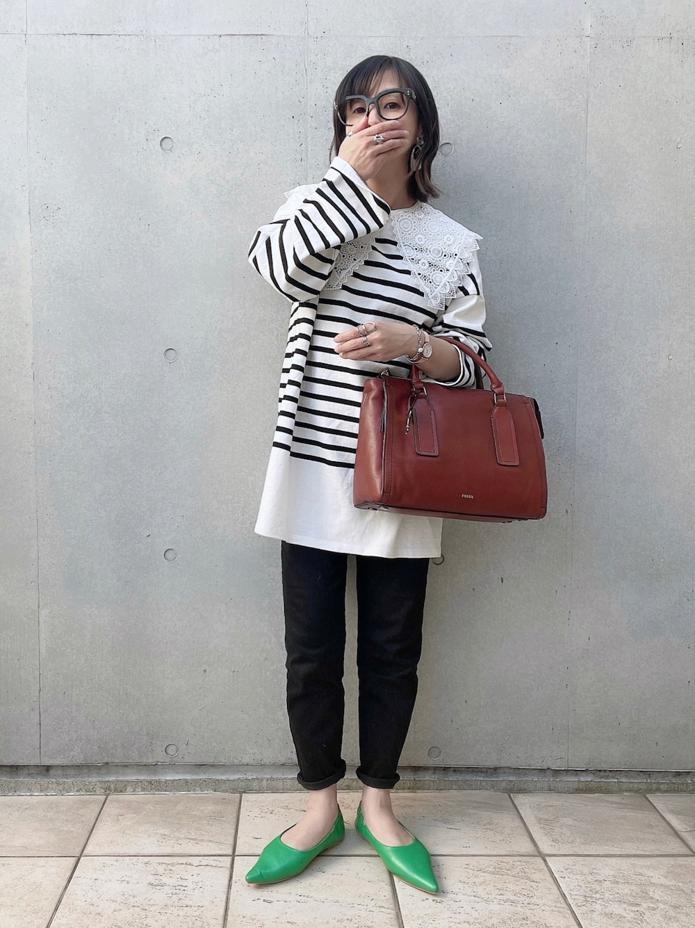 「Lee、leejapan、Fossil、フォッシル、FOSSILSTYLE、Hunch、シンプルコーデ、つけ襟、オトナカジュアル、大人カジュアル、黒スキニー、はじめましてコーデ、春コーデ」｜「LeeのLee/リー【新定番】人気のストレッチジェギンス すっきり9分丈パンツ（デニムパンツ、ブラック系）」を使った、なな☺︎さん（レディース・155cm）の春コーディネートの1枚目の写真