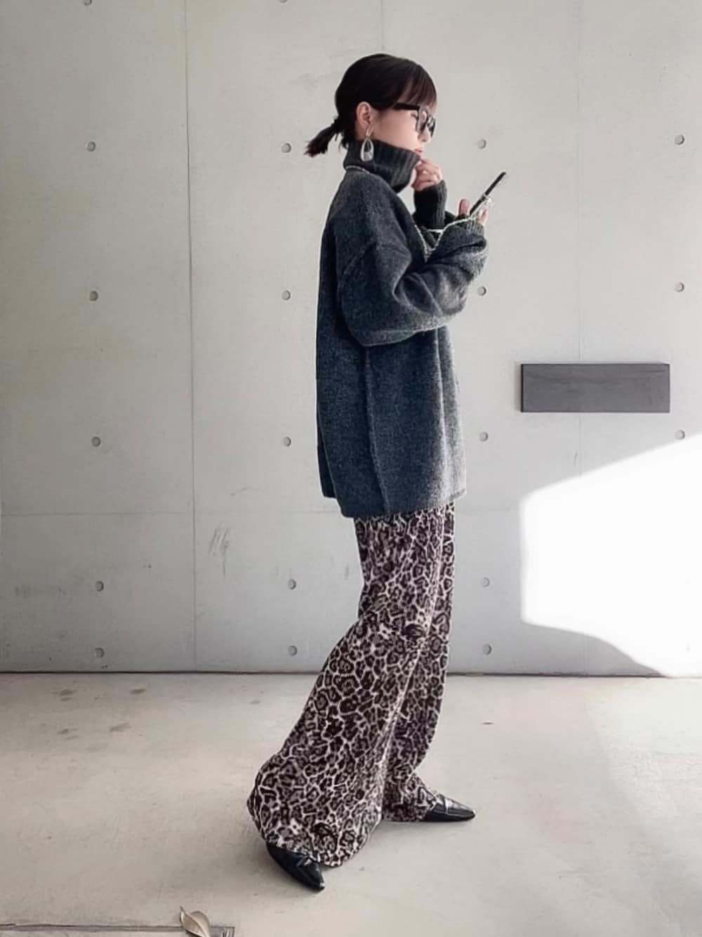 「ファッションを楽しもう、秋冬コーデ、シンプルスタイル、PR、selectmoca、florist、スマホショルダー、大人カジュアル、オトナカジュアル、レオパードパンツ、タートルネック」｜「select MOCAのリンキングボリュームスリーブニット（ニット/セーター、ブラック系）」を使った、なな☺︎さん（レディース・155cm）の秋コーディネートの1枚目の写真
