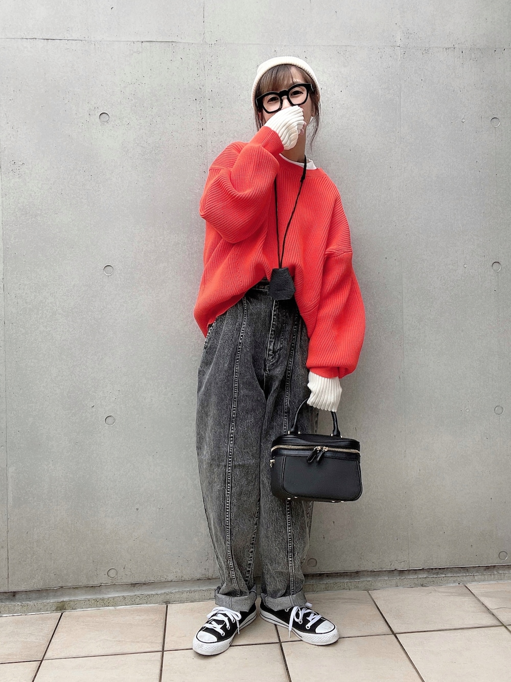「bohmal、ボマール、ダンボールニット、bohmal_style、シンプルコーデ、オレンジ、バニティバッグ、ニット帽、オトナカジュアル、大人カジュアル、アームウォーマー」｜「bohmalの変形アーム前後差カラフルダンボールニット（ニット/セーター、オレンジ系）」を使った、なな☺︎さん（レディース・155cm）の秋コーディネートの1枚目の写真