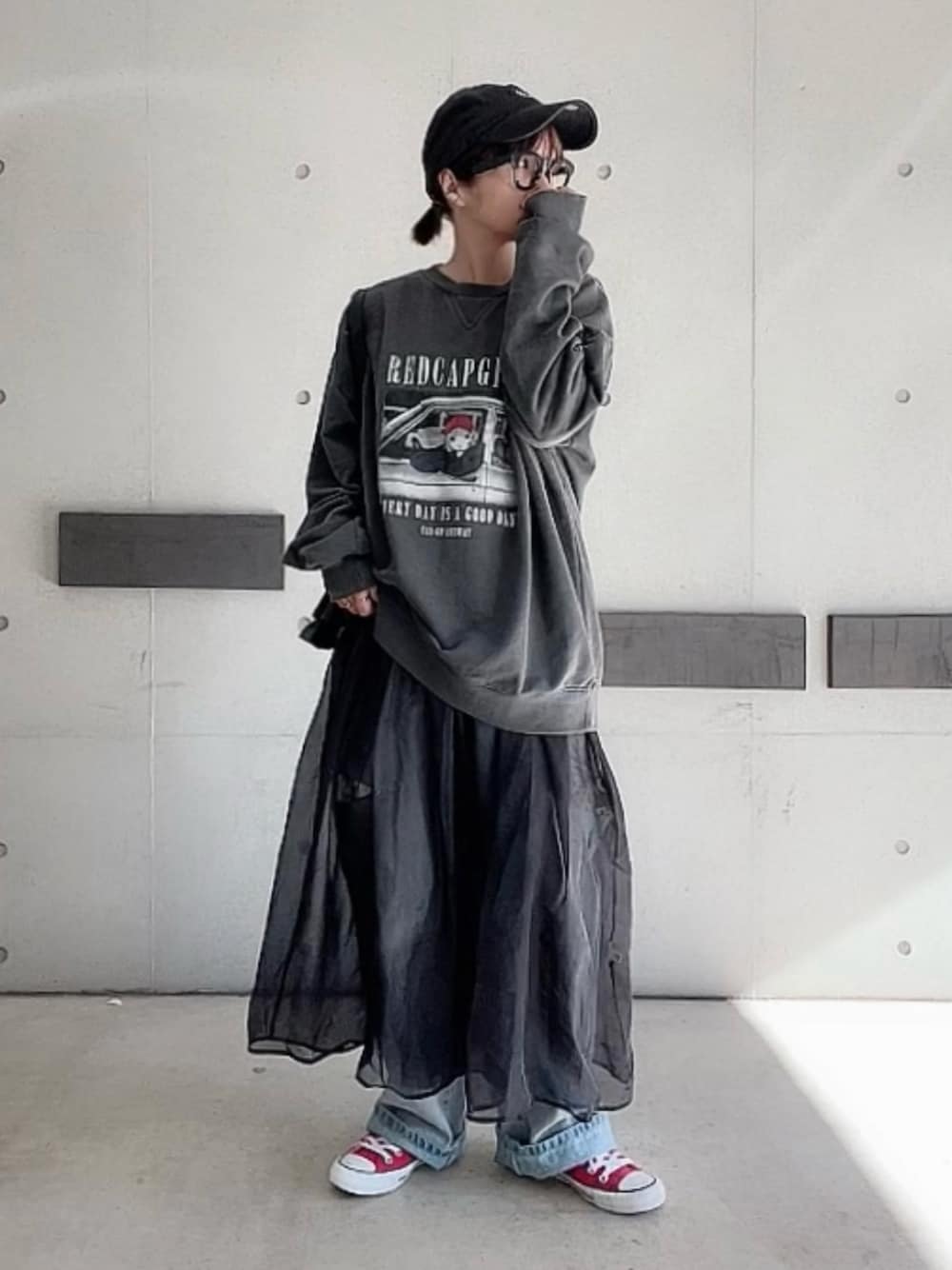 「冬を彩る色いろコーデ、キャップ、休日スタイル、スウェット、スニーカー、ワンピース、お出かけコーデ、古着MIX、モノトーン、デニム、プチプラ、オトナカジュアル、大人カジュアル」｜「Red Cap Girlの【a-r】〔RedCapGirl/レッドキャップガール〕ピグメント オーバーサイズ イラストプリント クルーネックスウェット（スウェット、ホワイト系）」を使った、なな☺︎さん（レディース・155cm）の冬コーディネートの1枚目の写真