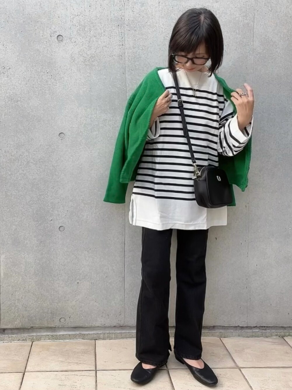 「ボーダー、シンプル、murua、green label relaxing、あしながおじさん、フラットパンプス、緑のカーディガン、スクエアトゥ、だから秋服が好き」｜「green label relaxingの【本田翼さん着用】レディ デニム  パンツ（デニムパンツ、ブラック系）」を使った、なな☺︎さん（レディース・155cm）の秋コーディネートの1枚目の写真
