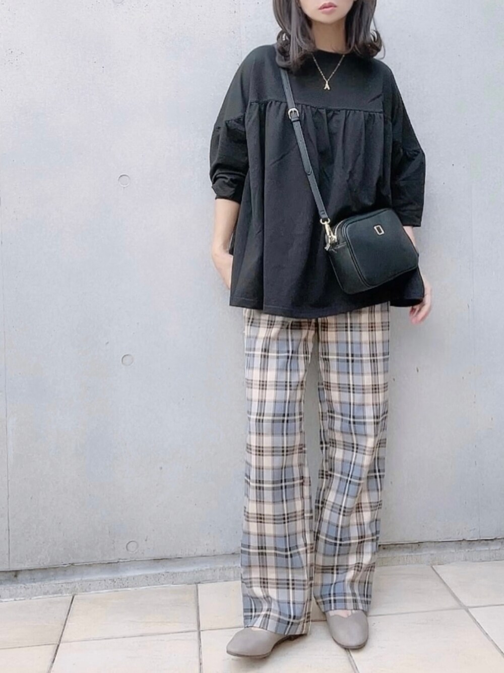 「シンプル、大人カジュアル、オトナカジュアル、秋コーデ、reca、copine、レカ(reca)、秋服準備はじめました」｜「recaのギャザーフレアプルオーバー（Tシャツ/カットソー、ブラック系）」を使った、なな☺︎さん（レディース・155cm）の秋コーディネートの1枚目の写真