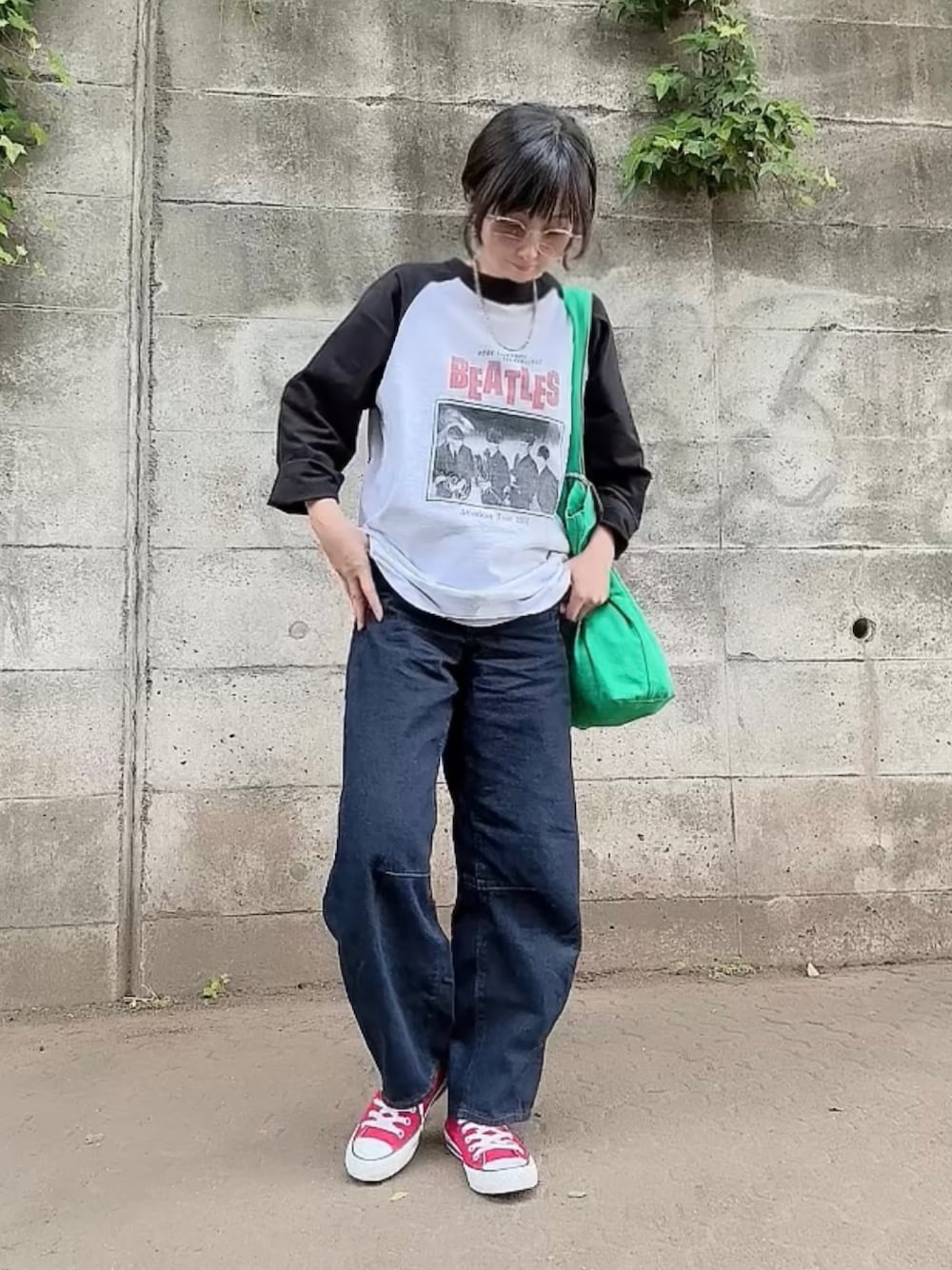 「アメカジ、サングラス、モノトーン、オトナカジュアル、大人カジュアル、PR、VENCE share style、ビートルズ、ビートルズT、ラグランTシャツ」｜「The Beatlesの【別注】THE BEATLES ザ ビートルズ ツアーラグランロンT（Tシャツ/カットソー、グレー系）」を使った、なな☺︎さん（骨格ナチュラル・レディース・155cm）の春コーディネートの1枚目の写真
