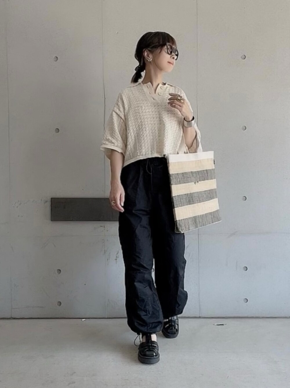 「shopnikoniko、韓国ファッション、パラシュートパンツ、カーゴパンツ、forksy、ポロニット、オトナカジュアル、大人カジュアル、シンプルコーデ、アニエスベー(agnes b.)、ラフィアバッグ、トートバッグ、グルカサンダル、春夏コーデ」｜「forksy.の【forksy.】レース編み半袖ポロニット（ポロシャツ、ホワイト系）」を使った、なな☺︎さん（レディース・155cm）の春コーディネートの1枚目の写真