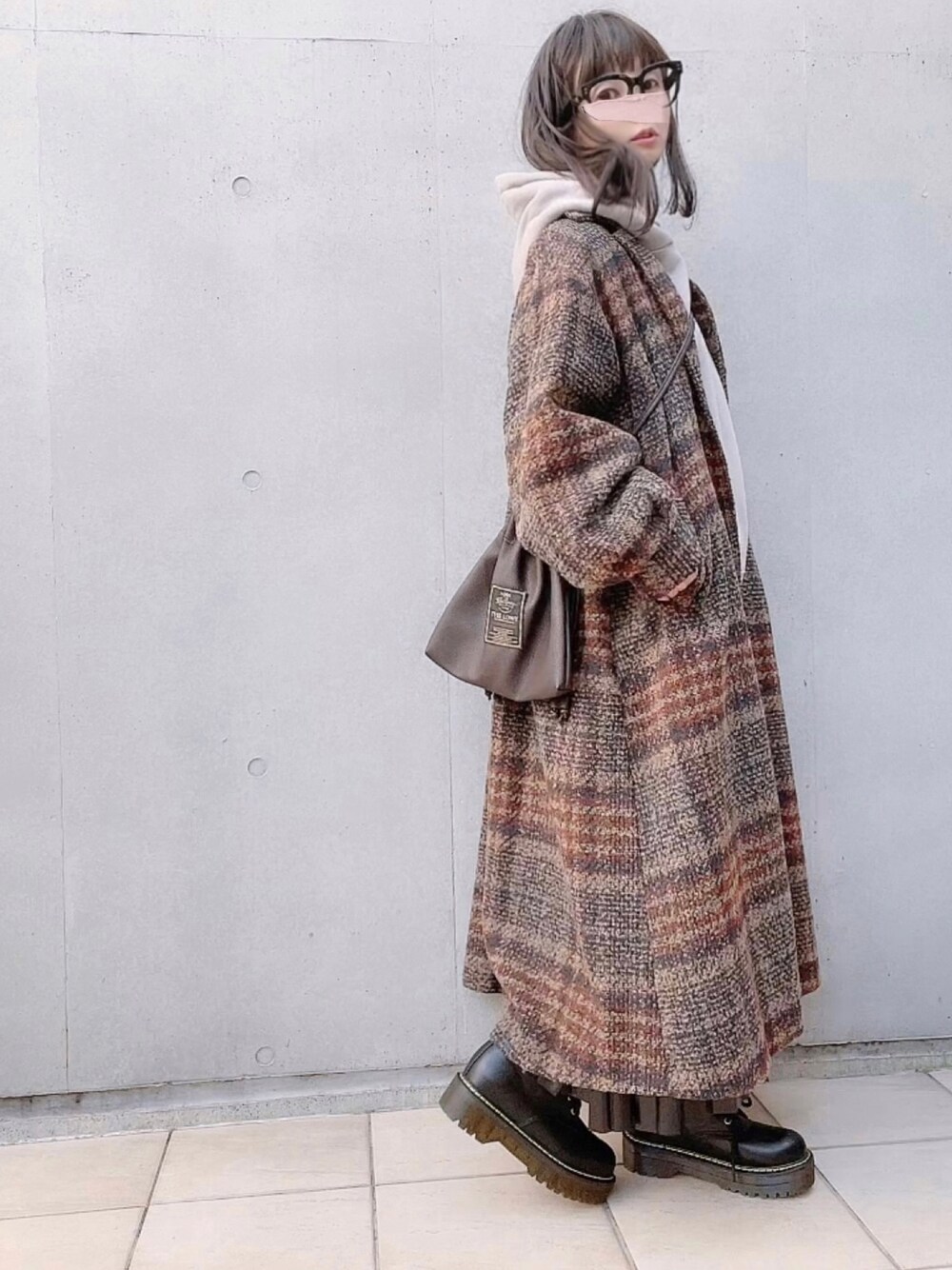 「冬コーデ、ロングコート、corners、corners_style、大人カジュアル、オトナカジュアル、フェイクレザープリーツスカート、巾着バッグ」｜「CORNERSのボリューム袖チェックロングコート（ステンカラーコート、ブラウン系）」を使った、なな☺︎さん（レディース・155cm）の秋コーディネートの1枚目の写真