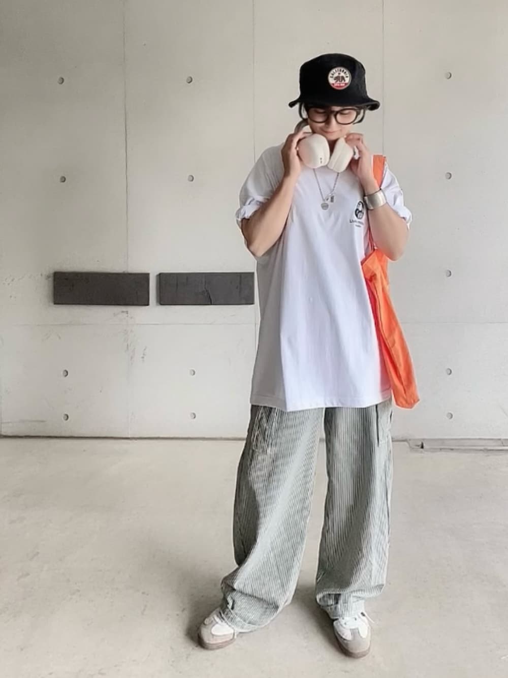 「PR、confirm、ILL'S、バケットガール、sudio、ヘッドホン、メンズライク、メガネ女子、バケットハット、シンプルコーデ、カジュアルスタイル、低身長コーデ」｜「ILL'Sの24SS 新柄追加 イラストバックプリント / ワンポイント刺繍 ビッグシルエット半袖Tシャツ カットソー ユニセックス【ILL'S】（Tシャツ/カットソー、ホワイト系）」を使った、なな☺︎さん（レディース・155cm）の春コーディネートの1枚目の写真