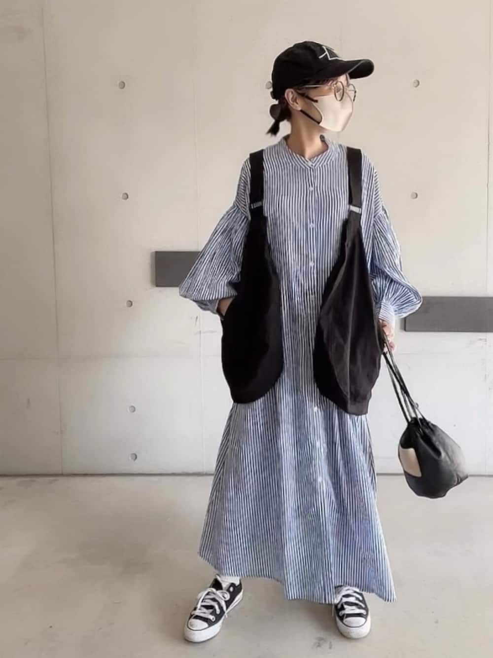 「プチプラ、春服みてみて、ANGIE VINTAGE、シャツワンピ、ストライプワンピース、AMERICAN NEEDLE、大人カジュアル、オトナカジュアル、休日スタイル、ミリタリーベスト、ストライプ、休日コーデ、ベスト、メガネ女子」｜「ANGIEのインドボイル ボリュームスリーブシャツワンピース（シャツワンピース、ブルー系）」を使った、なな☺︎さん（レディース・155cm）の春コーディネートの1枚目の写真