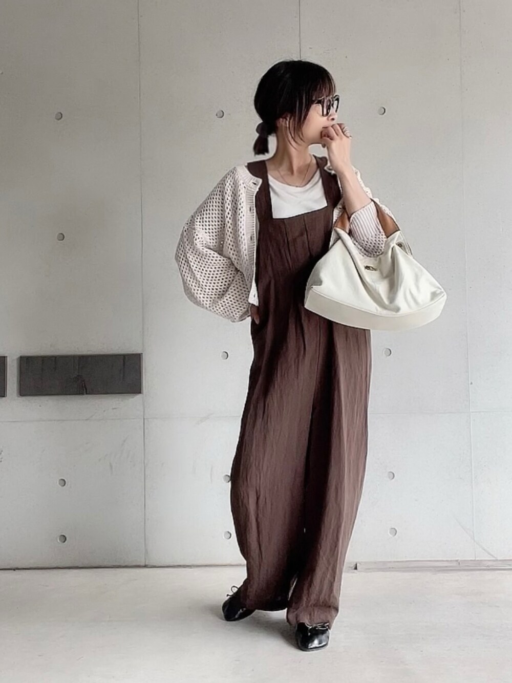 「休日コーデ、オトナカジュアル、大人カジュアル、メッシュニット、ソーシャルガール、SocialGIRL、シンプルコーデ、夏コーデ、シアートップス、初夏コーデ、ボリューム袖、メガネ女子、プチプラ、カーディガン」｜「Social GIRLのメッシュサマーニットショートカーディガン（カーディガン/ボレロ、ホワイト系）」を使った、なな☺︎さん（レディース・155cm）の夏コーディネートの1枚目の写真