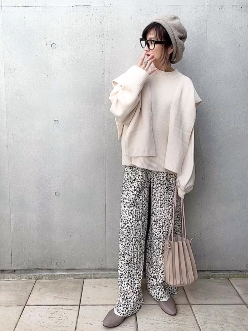 ホワイト系のニット/セーター、ホワイト系のその他パンツ、グレー系のバレエシューズを着用したレディースの冬コーディネートの1枚目の写真