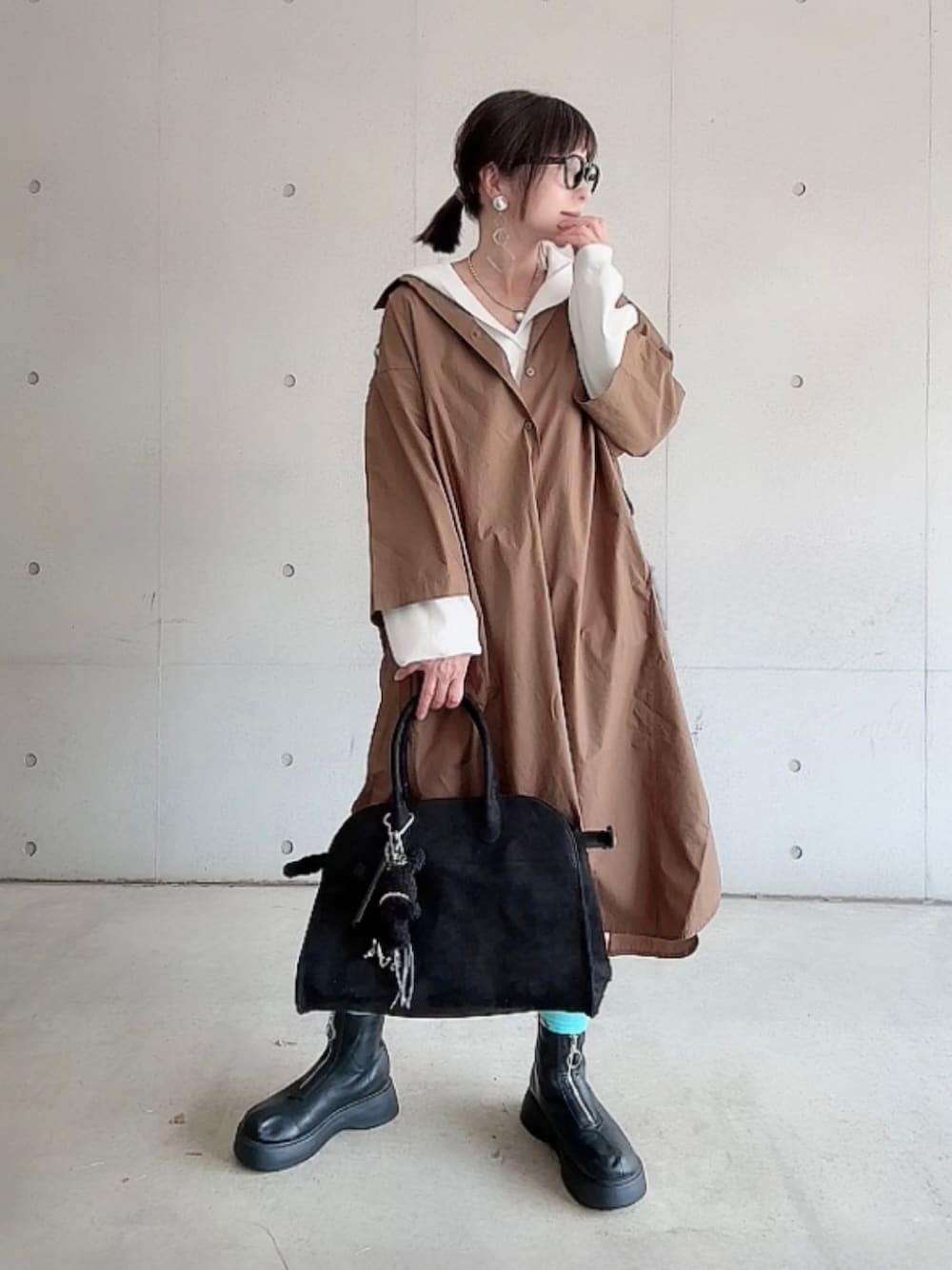 「UNIQLO、UNIQLOC、シャツワンピ、レイヤードスタイル、オトナカジュアル、大人カジュアル、haku、holaolivia」｜「UNIQLOのアイテム（シャツワンピース、ブラウン系）」を使った、なな☺︎さん（骨格ナチュラル・レディース・155cm）の春コーディネートの1枚目の写真