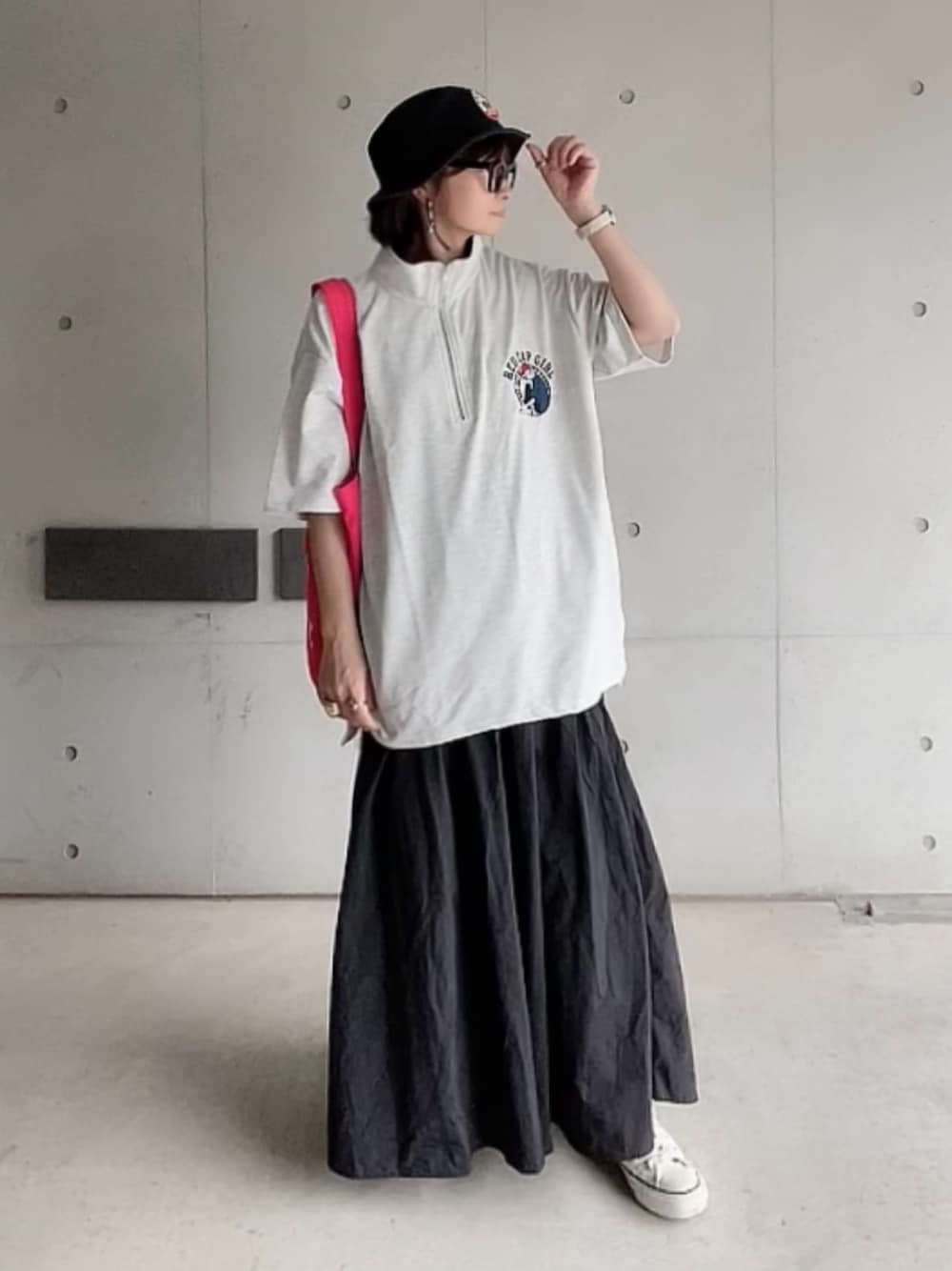 「SlashDate、ハーフジップ、Red Cap Girl、春ファッション、シンプルコーデ、tiptop、tipコーデ、ティアードスカート」｜「Red Cap Girlの【Red Cap Girl／レッドキャップガール】別注 ミニ裏毛 ワンポイント胸刺繍 ハーフジップ オーバーサイズ 推し活（Tシャツ/カットソー、グレー系）」を使った、なな☺︎さん（レディース・155cm）の春コーディネートの1枚目の写真