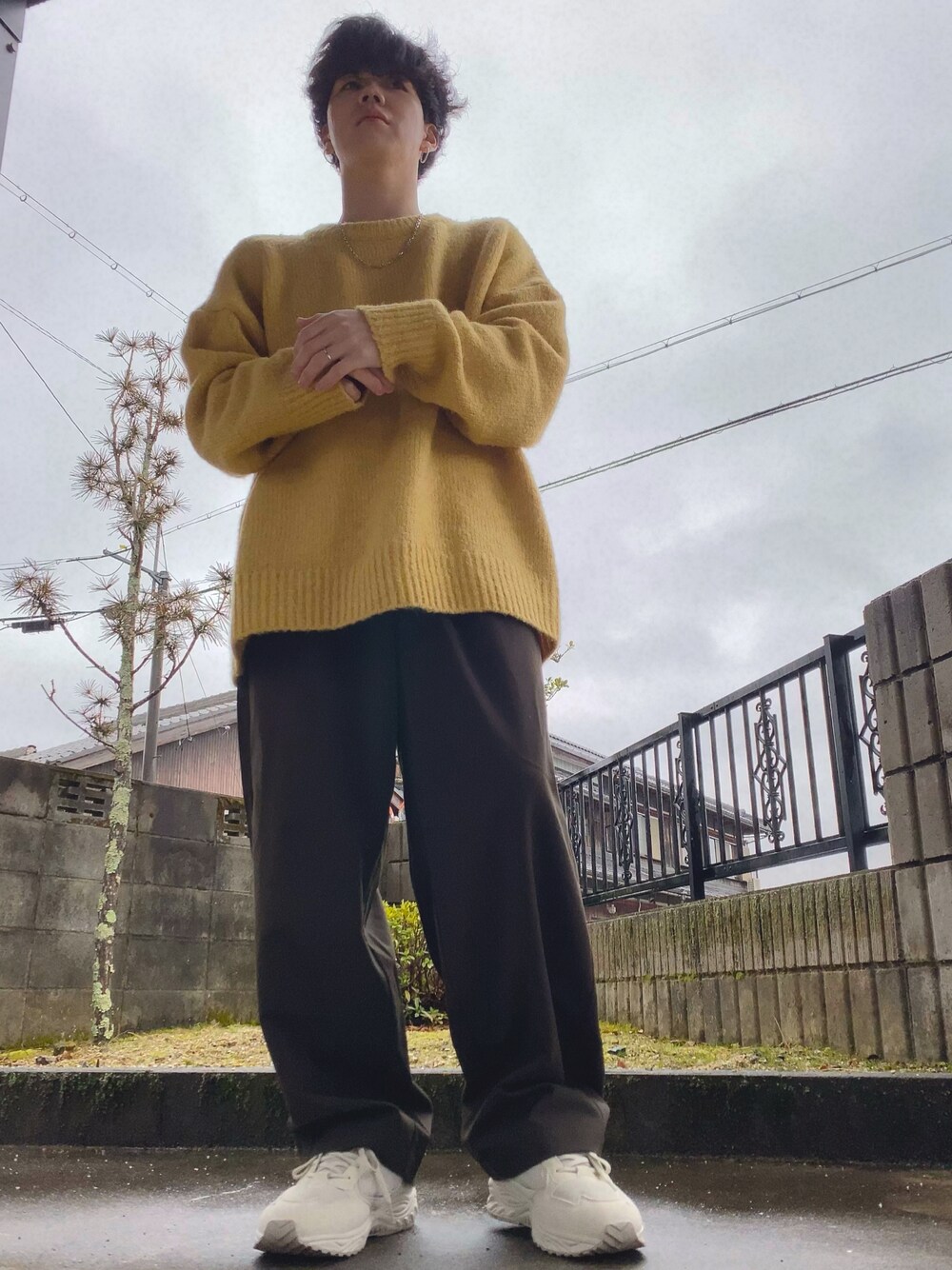 ベージュ系のスニーカー、イエロー系のニット/セーター、ブラウン系のその他パンツを着用したメンズの春コーディネートの1枚目の写真
