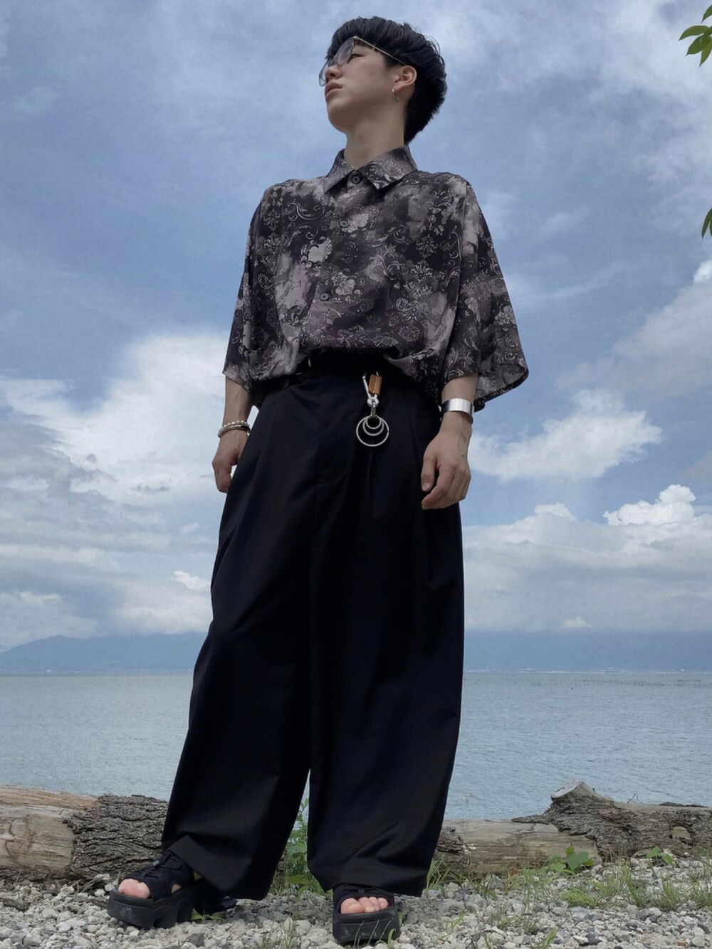 ブラック系のサンダル、ブラック系のその他パンツ、ブラック系のシャツ/ブラウスを着用したメンズの夏コーディネートの1枚目の写真