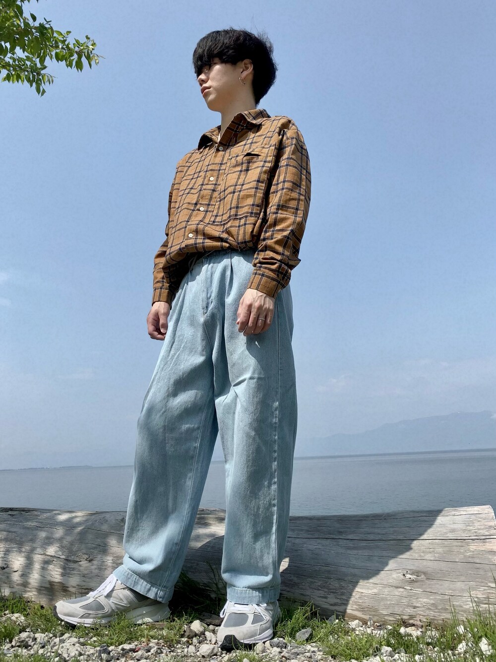 グレー系のスニーカー、ブルー系のデニムパンツ、ブラウン系のシャツ/ブラウスを着用したメンズの夏コーディネートの1枚目の写真