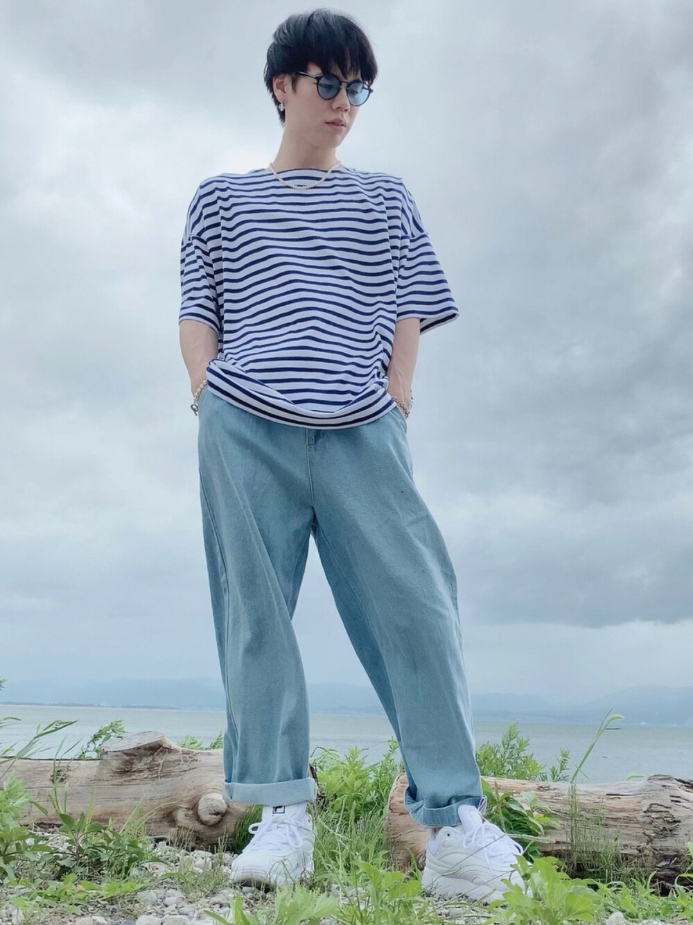 「スニーカー、デニム、ボーダー、Tシャツ、リラックス、サングラス、パールネックレス、RAGEBLUE、シンプルコーデ、FILA、低身長、フォローミー、いいね、save、フォローお願いします🤑、BASQUEmagenta、秋トレンド2021」｜「RAGEBLUEのマリンボーダー/サイドスリットビッグTシャツ/949576（Tシャツ/カットソー、ホワイト系）」を使った、nissyさん（メンズ・167cm）の秋コーディネートの1枚目の写真