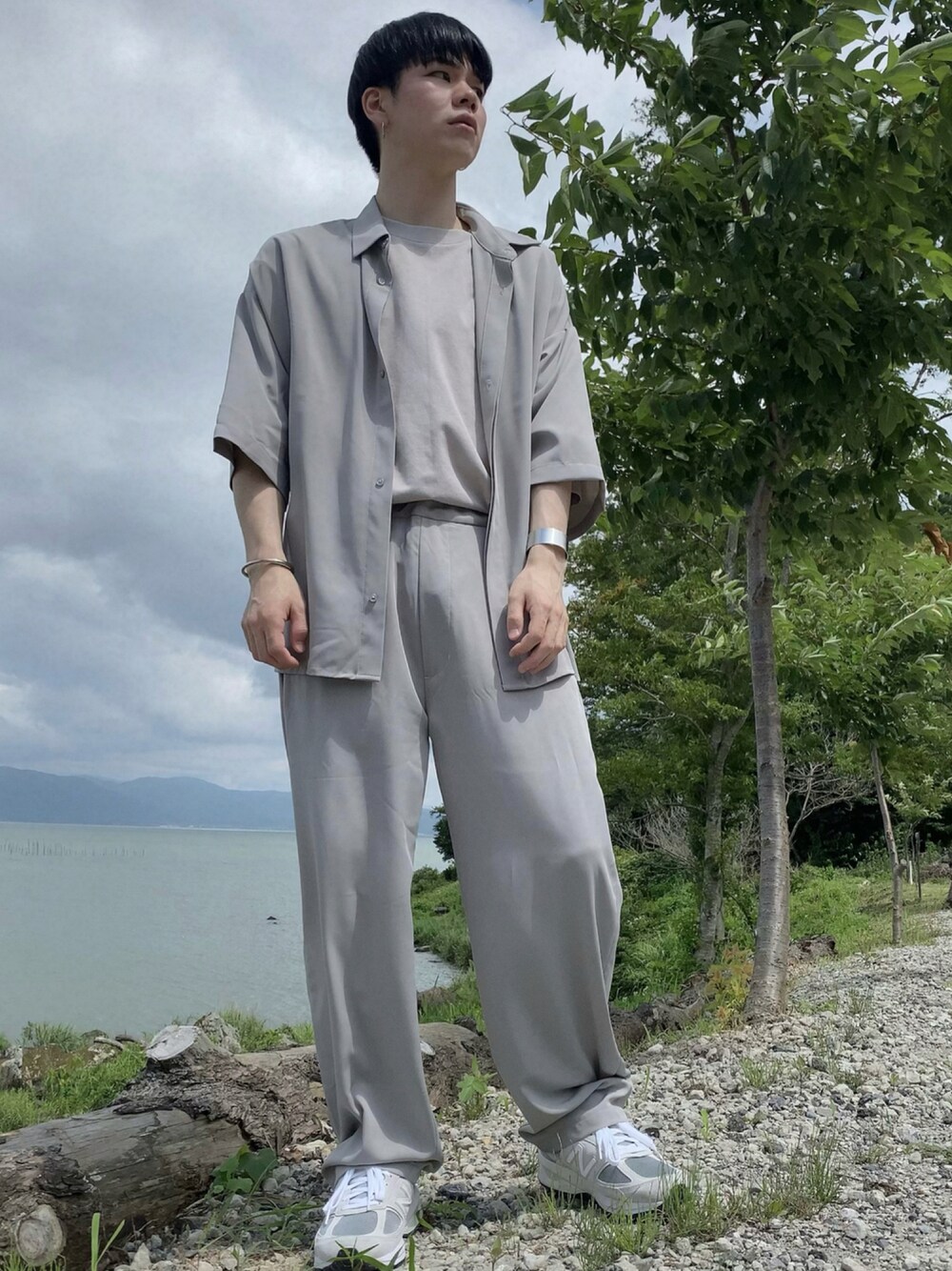 グレー系のシャツ/ブラウス、グレー系のスニーカー、グレー系のTシャツ/カットソーを着用したメンズの夏コーディネートの1枚目の写真