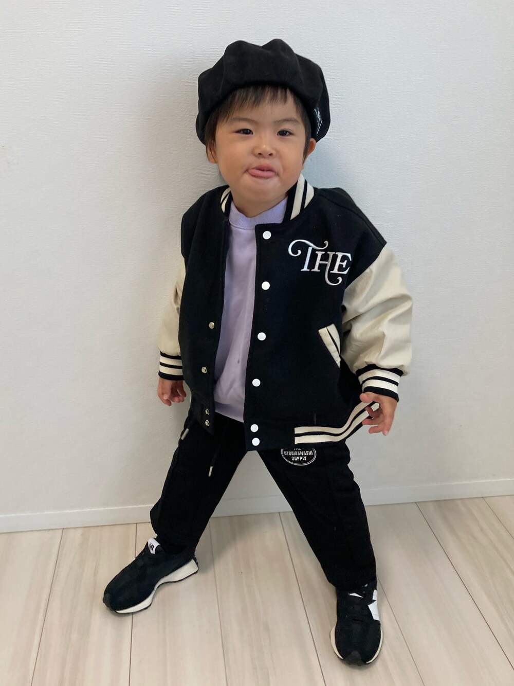 「ベレー帽、スタジャン、ジャケットスタイル、スウェットパンツ、スウェット、スニーカー、モノトーン、カジュアルコーデ、ストリート、レザー」｜「THE  OTOGIBANASHI...SUPPLYのアイテム（ハンチング/ベレー帽、その他）」を使った、S♡K♡K♡さん（キッズ・90cm）の秋コーディネートの1枚目の写真