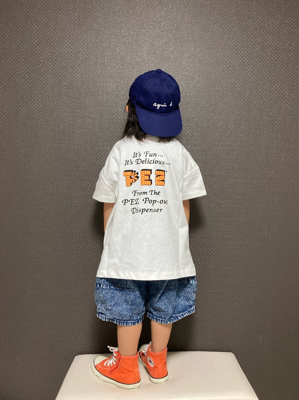 「キャップ、夏だ！Tシャツ着よう！、ロゴT、lowrysfarmkids、デニム、オレンジ、ストリート、ビッグシルエット、カジュアルコーデ、シンプルコーデ」｜「agnes b.のGL11 L CASQUETTE　ベビー　ロゴキャップ（キャップ、ブルー系）」を使った、S♡K♡K♡さん（キッズ・90cm）の夏コーディネートの1枚目の写真