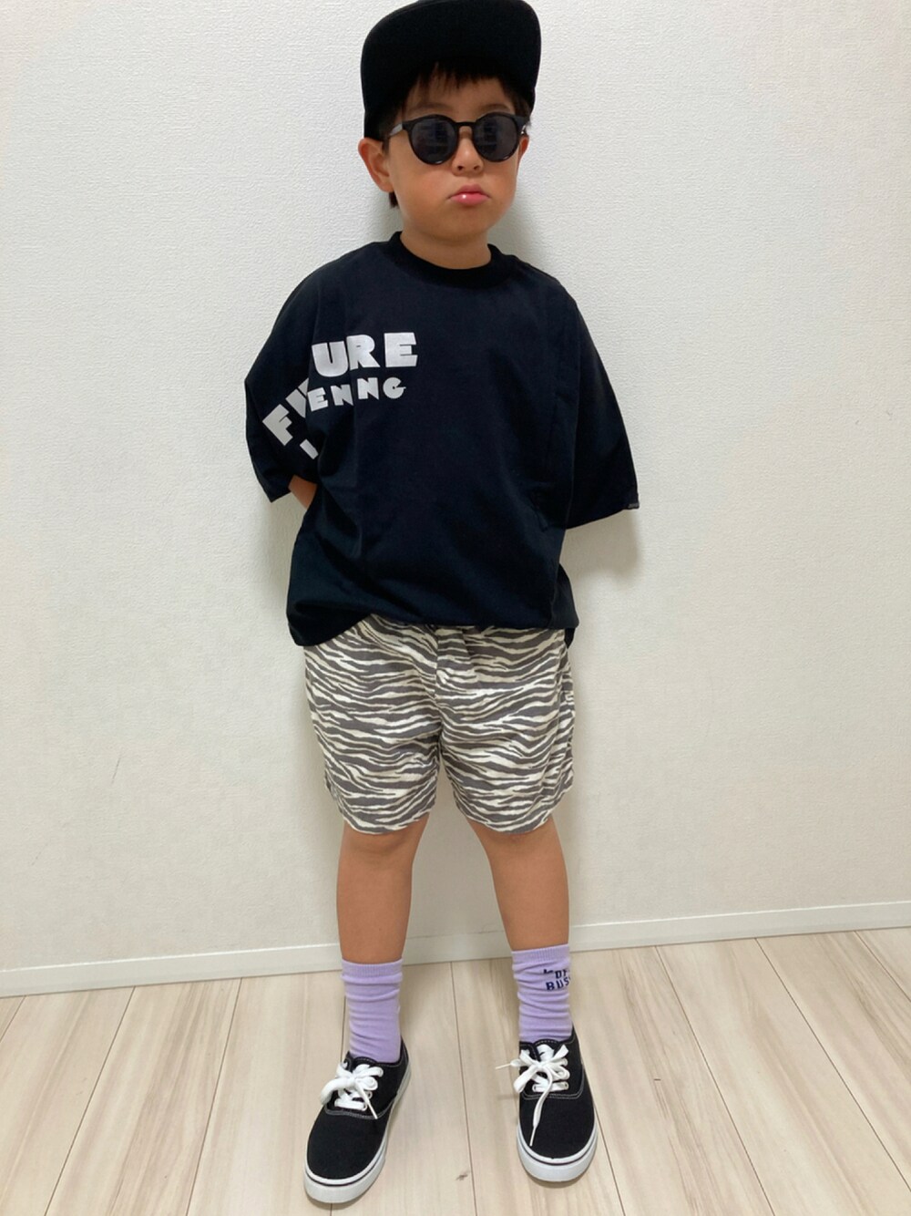 ブラック系のTシャツ/カットソー、グレー系のその他パンツ、ブラック系のスニーカーを着用したキッズの夏コーディネートの1枚目の写真