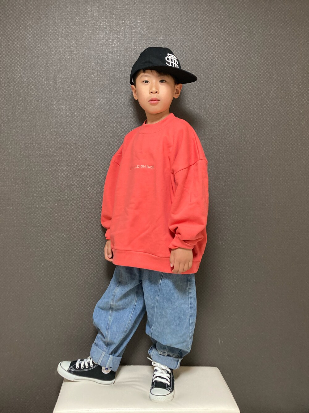 「キャップ、ロゴスウェット、スウェット、ビッグシルエット、デニム、韓国子供服、ストリート、スニーカー、ハイカットスニーカー、コンバース」｜「THE OTOGIBANASHI...SUPPLYのアイテム（キャップ、ブラック系）」を使った、S♡K♡K♡さん（キッズ・90cm）の春コーディネートの1枚目の写真