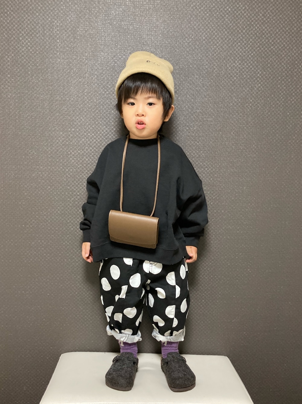「ニット帽、スウェット、ドット、ワイドパンツ、カラーソックス、ポシェット、ショルダーバッグ、GU、モノトーン、ビッグシルエット、プチプラ、韓国子供服」｜「monmimiのアイテム（ニットキャップ/ビーニー、ベージュ系）」を使った、S♡K♡K♡さん（キッズ・90cm）の秋コーディネートの1枚目の写真