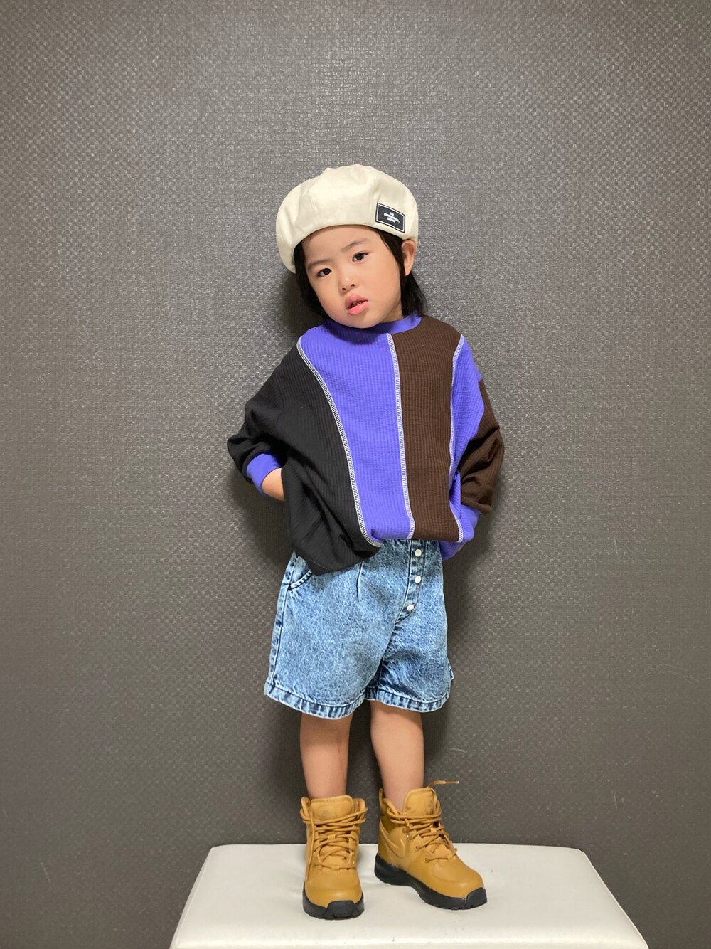 パープル系のTシャツ/カットソー、ブルー系のデニムパンツ、ブラウン系のブーツを着用したキッズの夏コーディネートの1枚目の写真