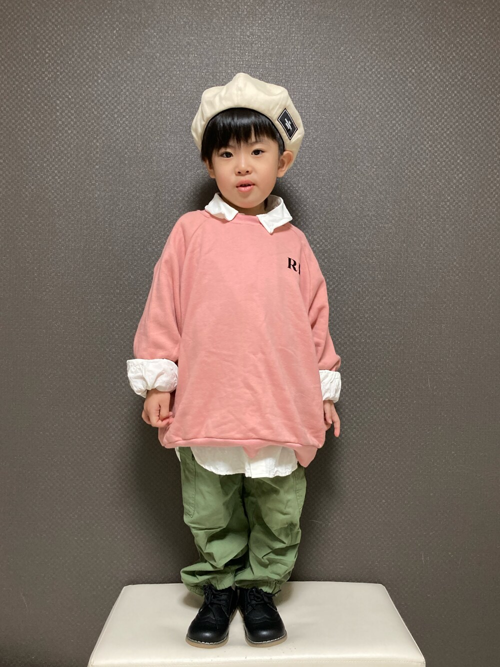 ピンク系のスウェット、グリーン系のカーゴパンツ、ブラック系のドレスシューズを着用したキッズの春コーディネートの1枚目の写真