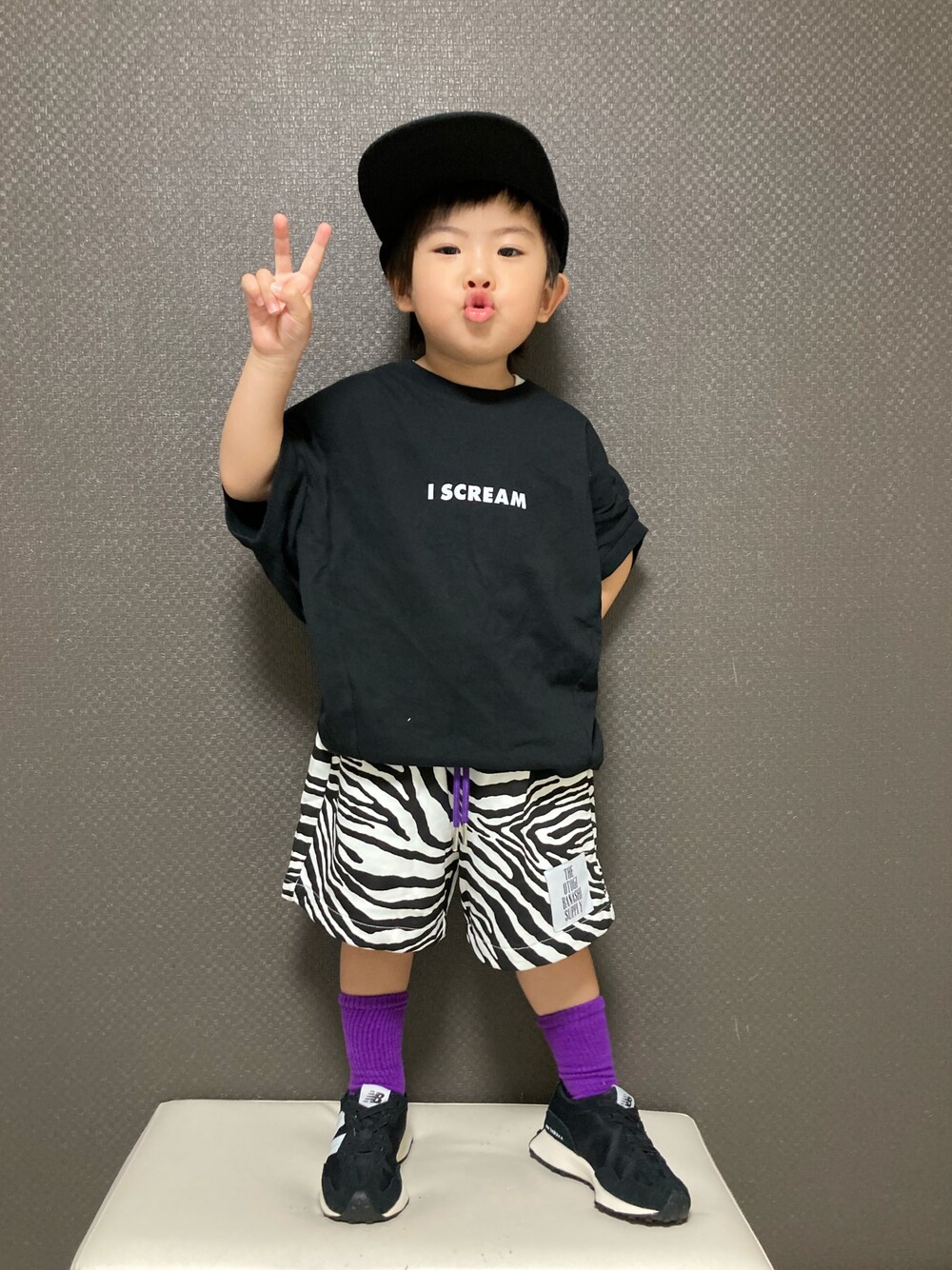 「キャップ、ビッグシルエット、ゆるコーデ、ハーフパンツ、スウェット、ロゴT、スニーカー、カラーソックス、モノトーン、カジュアルコーデ、休日スタイル、ストリート」｜「THE OTOGIBANASHI...SUPPLYのアイテム（キャップ、ブラック系）」を使った、S♡K♡K♡さん（キッズ・90cm）の春コーディネートの1枚目の写真