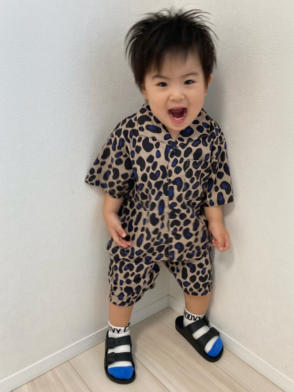 ベージュ系のシャツ/ブラウス、ベージュ系のその他パンツ、ブラック系のサンダルを着用したキッズの春コーディネートの1枚目の写真