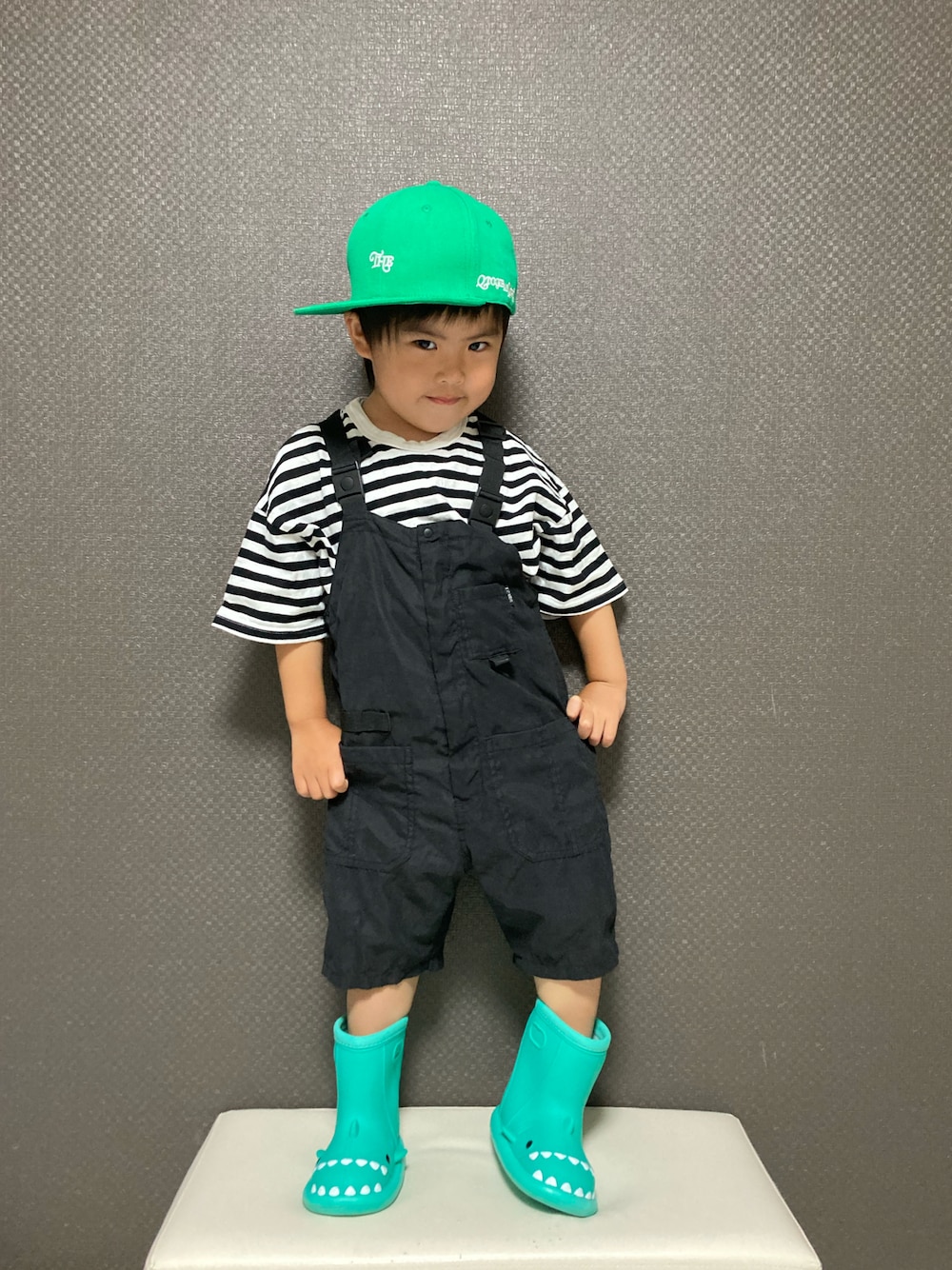 「キャップ、ボーダー、サロペット、長靴、雨の日コーデ、グリーン、モノトーン、カジュアルコーデ」｜「THE OTOGIBANASHI...SUPPLYのアイテム（キャップ、グリーン系）」を使った、S♡K♡K♡さん（キッズ・90cm）の夏コーディネートの1枚目の写真