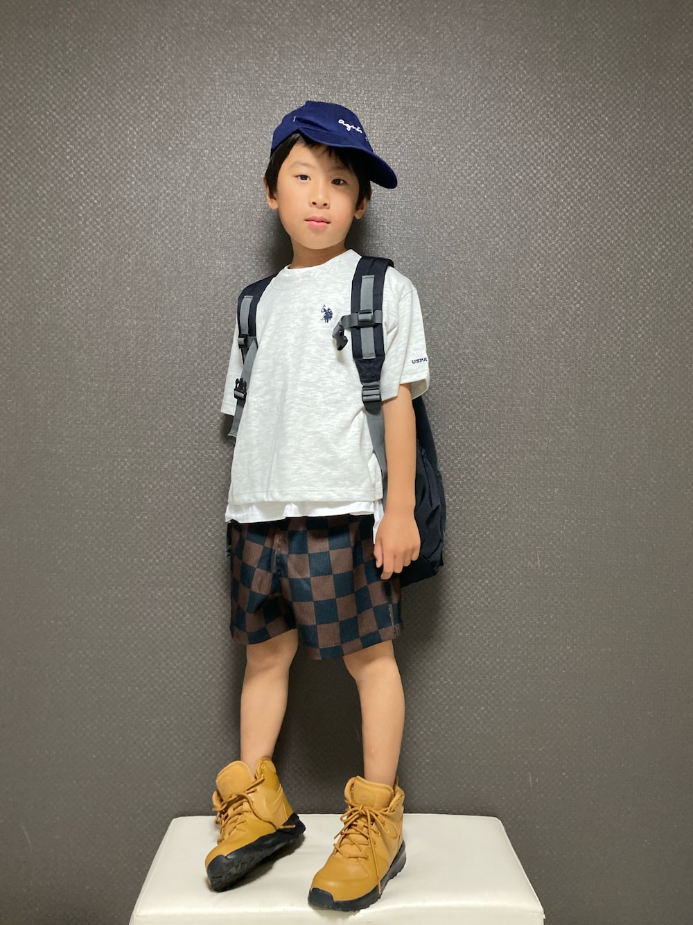 ホワイト系のTシャツ/カットソー、ブラック系のその他パンツ、ブラウン系のスニーカーを着用したキッズの夏コーディネートの1枚目の写真