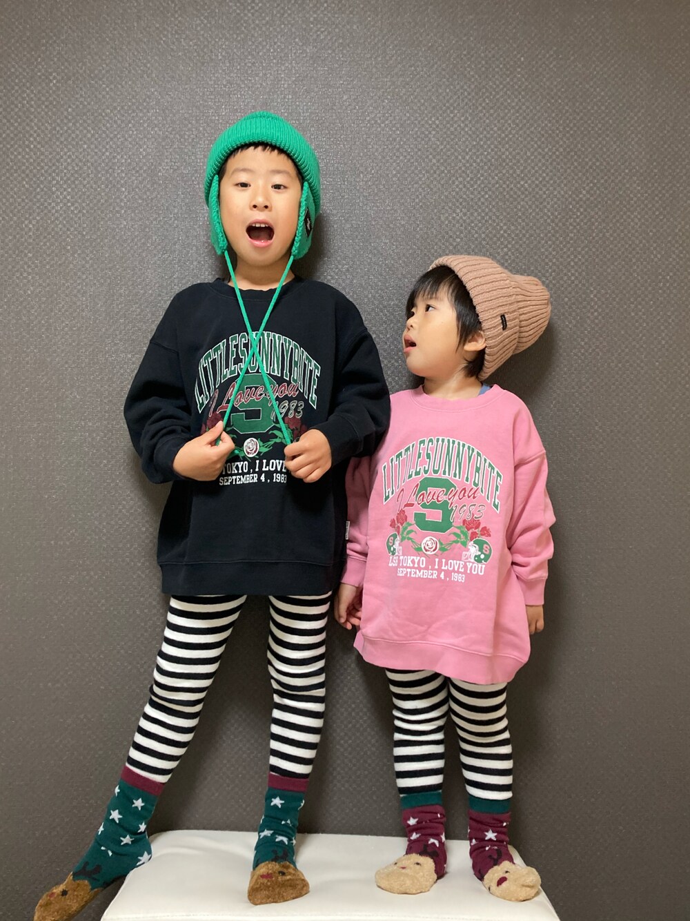 「きょうだいコーデ、リンクコーデ、ニット帽、ロゴスウェット、古着MIX、ボーダー、レギンス、クリスマスに着たい服、韓国子供服、ビッグシルエット、ゆるコーデ、LOWRYS FARM、lowrysfarmkids」｜「THE OTOGIBANASHI... SUPPLYのアイテム（ニットキャップ/ビーニー、グリーン系）」を使った、S♡K♡K♡さん（キッズ・90cm）の冬コーディネートの1枚目の写真