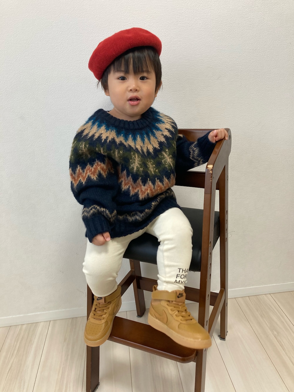 「ニット、NIKE、ベレー帽、レギンス、冬コーデ、スニーカーコーデ、ハイカットスニーカー、ノルディック柄、ゆるコーデ、おとこのこーで」｜「quoti use fithのコットンニットベレーボウ（ハンチング/ベレー帽、レッド系）」を使った、S♡K♡K♡さん（キッズ・110cm）の秋コーディネートの1枚目の写真