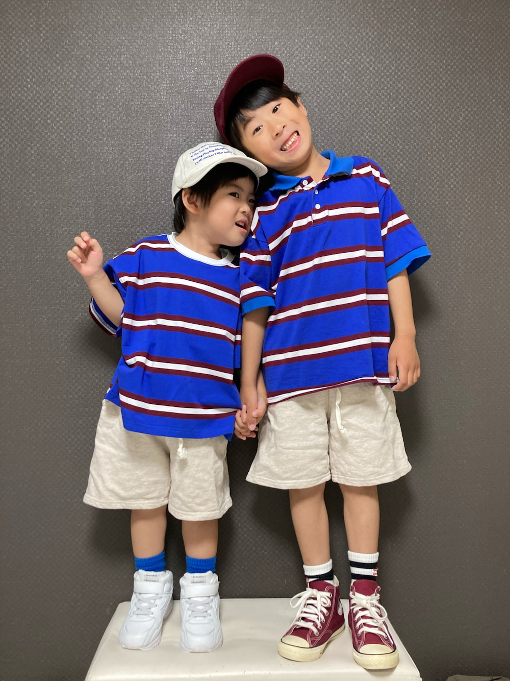 「リンクコーデ、きょうだいコーデ、ボーダー、ハーフパンツ、スウェット、プチプラ、カジュアルコーデ、韓国子供服、ビタミンカラー、ストリート、春夏コーデ」｜「PAIRMANON STREETの【PAIRMANON STREET】【かぞくおそろい】マルチボーダー半袖Tシャツ（Tシャツ/カットソー、ブルー系）」を使った、S♡K♡K♡さん（キッズ・90cm）の春コーディネートの1枚目の写真