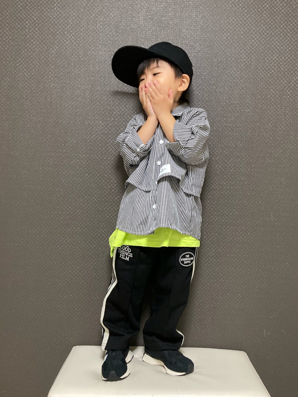 「キャップ、ストライプ、シャツスタイル、レイヤードスタイル、トラックパンツ、スウェット、モノトーン、スニーカー、カジュアルコーデ、ストリート、シンプルコーデ、おとばなコーデ」｜「THE OTOGIBANASHI...SUPPLYのアイテム（キャップ、ブラック系）」を使った、S♡K♡K♡さん（キッズ・90cm）の春コーディネートの1枚目の写真