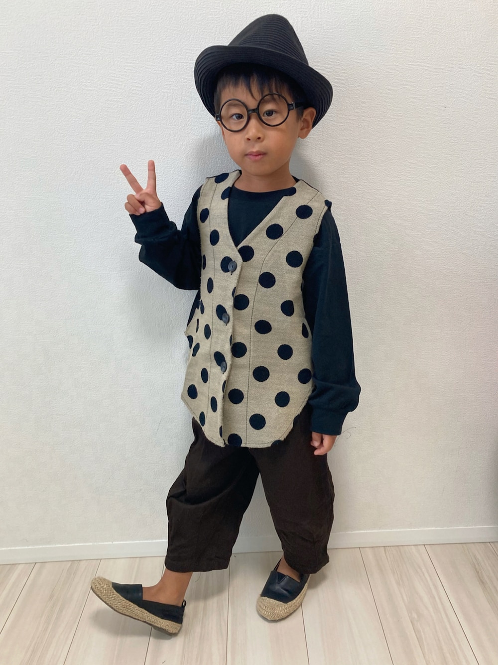 「チノパン、めがね、ドット、ハット、モノトーン、シンプルコーデ、ゆるコーデ、秋コーデ、おとこのこーで、ラブアンドピース2021」｜「BRANSHESの中折れペーパーハット（ハット、ブラック系）」を使った、S♡K♡K♡さん（キッズ・110cm）の秋コーディネートの1枚目の写真