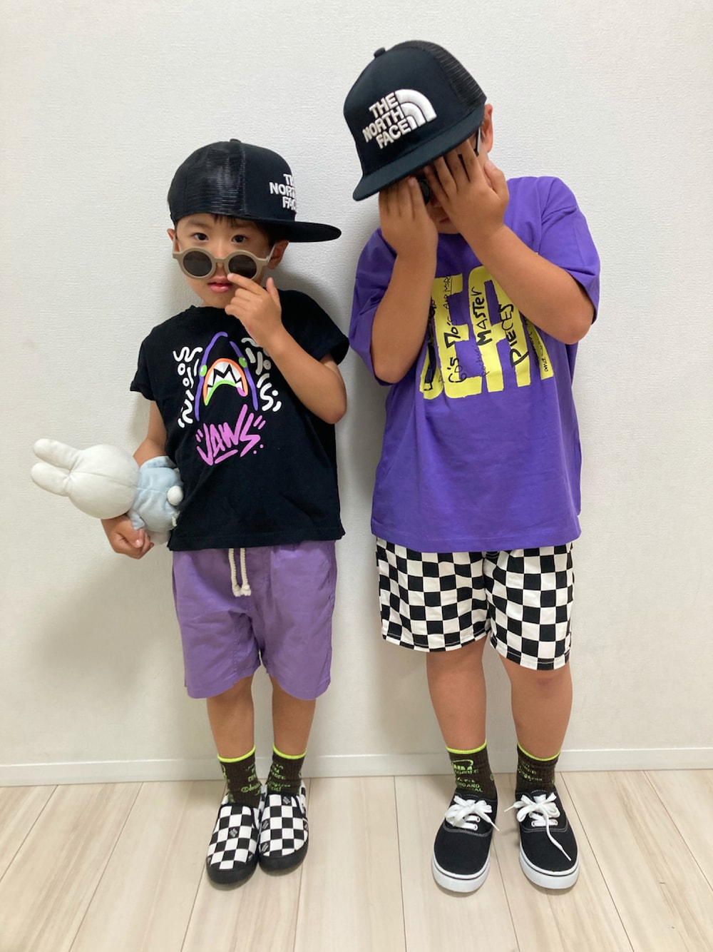 パープル系のTシャツ/カットソー、ブラック系のスニーカー、パープル系のその他パンツを着用したキッズの夏コーディネートの1枚目の写真