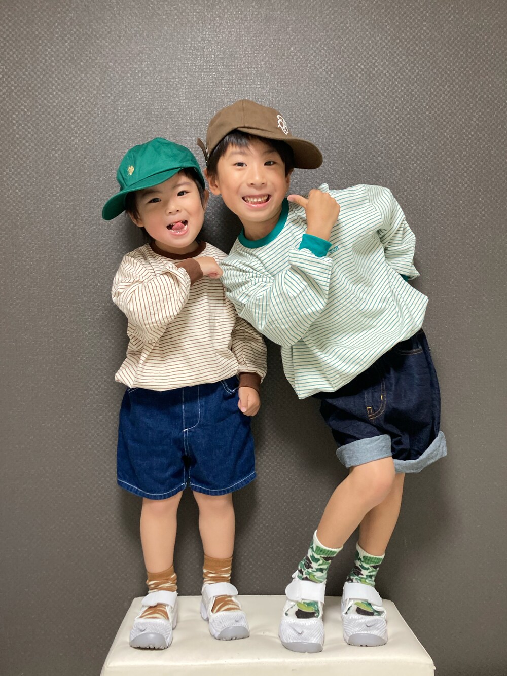 「キャップ、ボーダー、ロンT、デニム、ハーフパンツ、エアリフト、韓国子供服、春夏コーデ、カジュアルコーデ、リンクコーデ、きょうだいコーデ」｜「THE OTOGIBANASHI...SUPPLYのアイテム（キャップ、ブラウン系）」を使った、S♡K♡K♡さん（キッズ・90cm）の春コーディネートの1枚目の写真