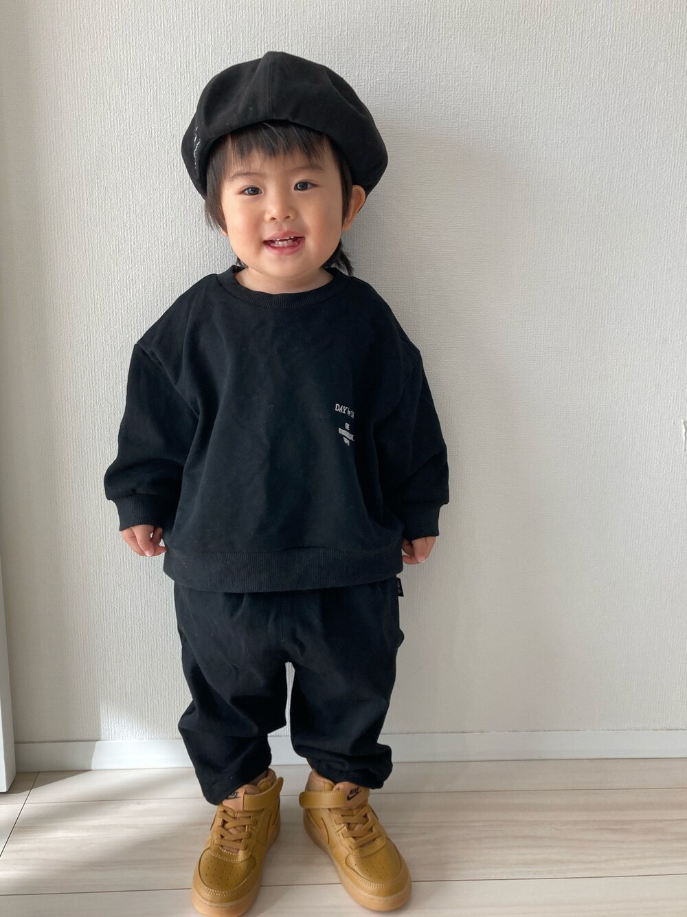 「おとこのこーで、オールブラック、ベレー帽、スウェット、ゆるコーデ、ビッグシルエット、ハイカットスニーカー、NIKE、カジュアルコーデ、シンプルコーデ」｜「THE  OTOGIBANASHI...SUPPLYのアイテム（ハンチング/ベレー帽、その他）」を使った、S♡K♡K♡さん（キッズ・110cm）の冬コーディネートの1枚目の写真
