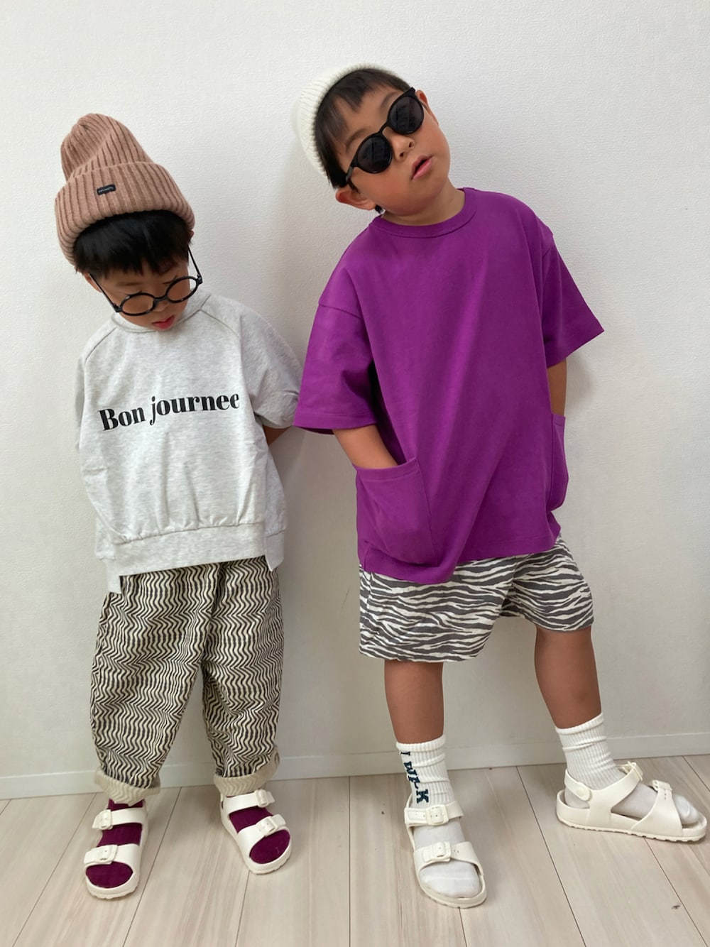 パープル系のTシャツ/カットソー、グレー系のTシャツ/カットソー、グレー系のその他パンツを着用したキッズの夏コーディネートの1枚目の写真