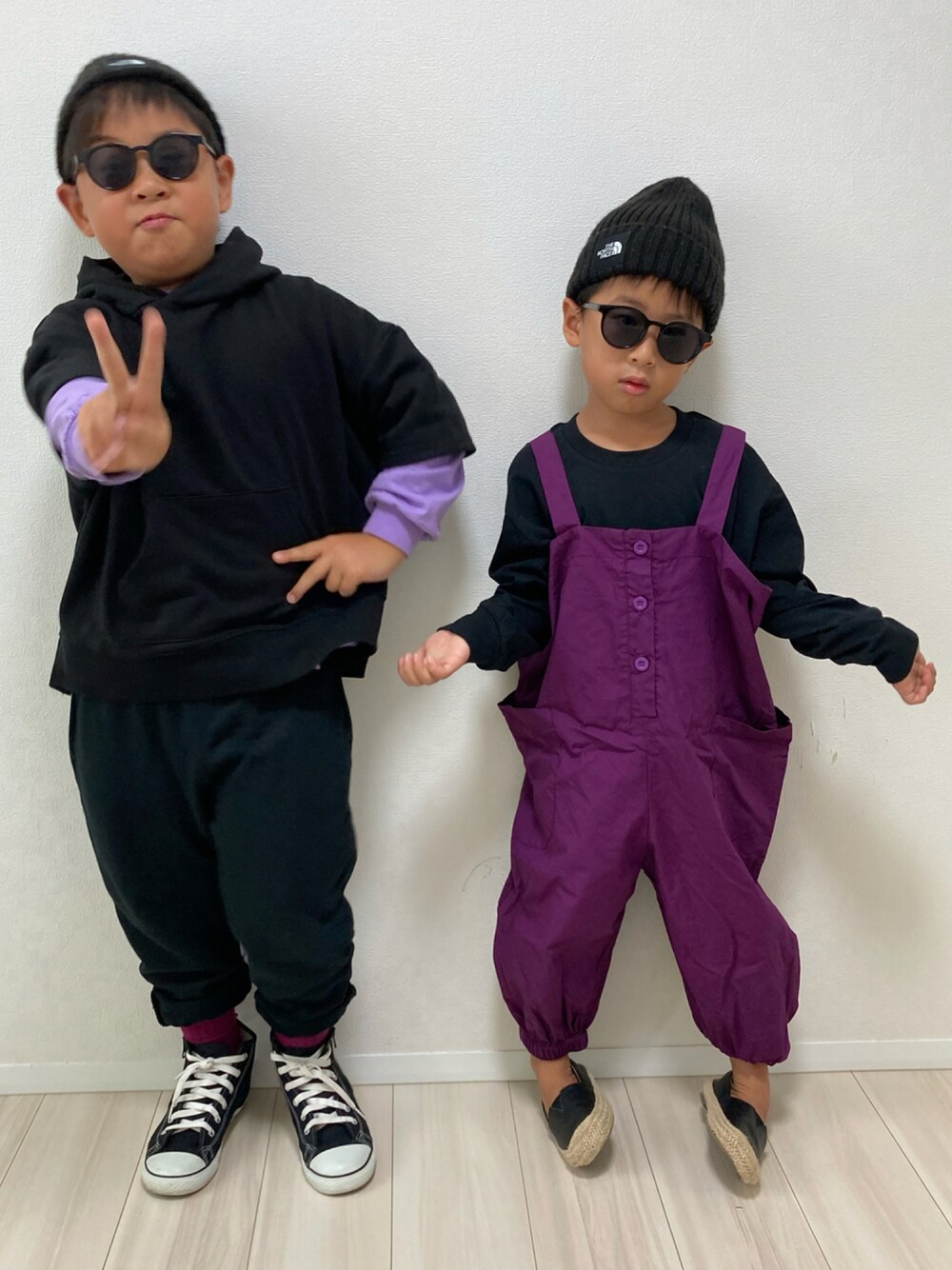「スウェットパンツ、ニット帽、パーカー、サロペット、パープル、モード、リンクコーデ、おとこのこーで、きょうだいコーデ、ラブアンドピース2021」｜「THE NORTH FACEの【WEB限定】THE NORTH FACE/ザ・ノースフェイス Kids' Cappucho Lid（キャップ、ブラック系）」を使った、S♡K♡K♡さん（キッズ・110cm）の秋コーディネートの1枚目の写真
