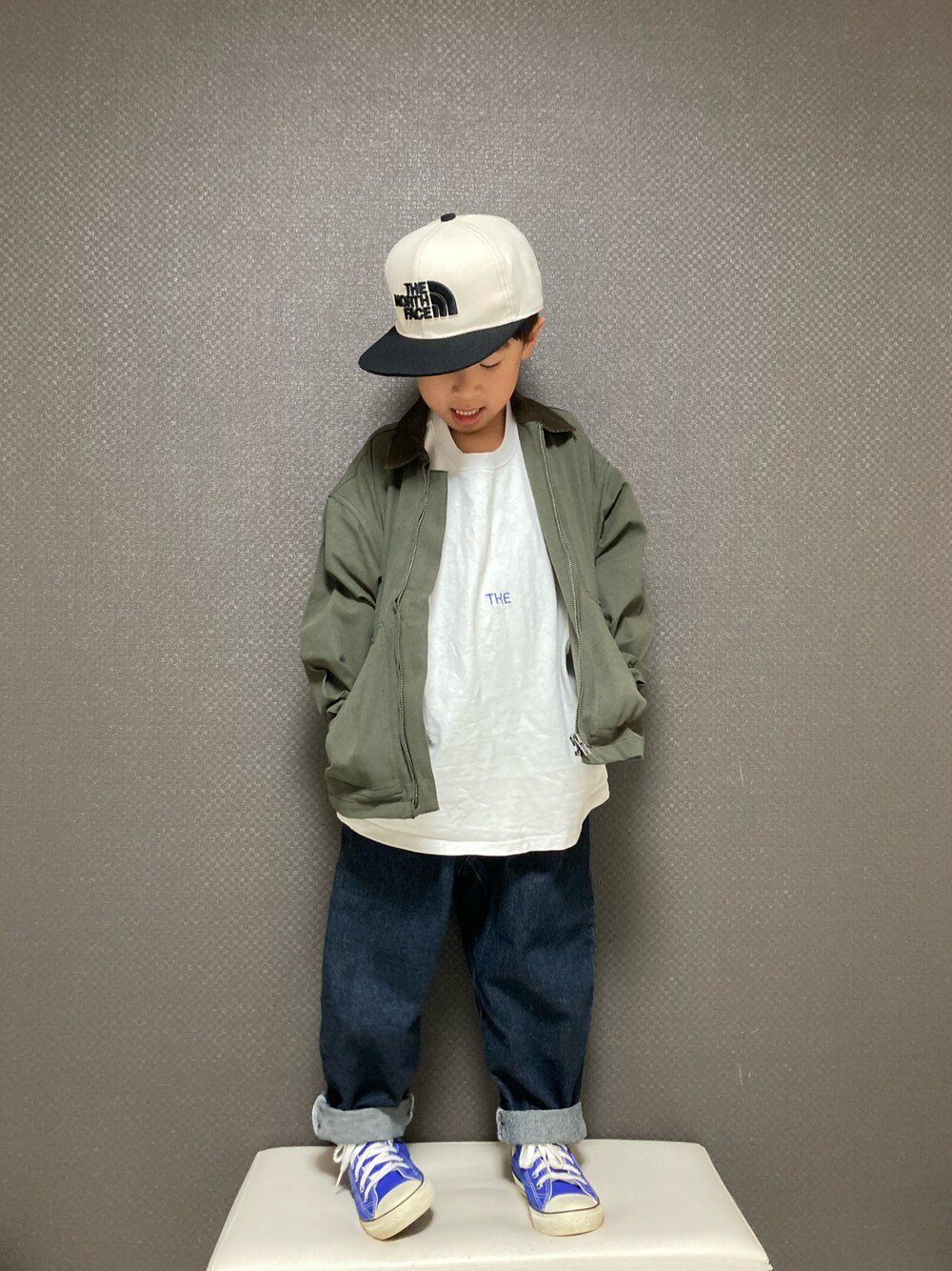 「キャップ、ジャケット、ロゴT、デニム、アースカラー、スニーカー、コンバース、シンプルコーデ、春コーデ、休日スタイル」｜「THE NORTH FACEのTHE NORTH FACE/ﾉｰｽﾌｪｲｽ ｷｬｯﾌﾟ NNJ41805（キャップ、ホワイト系）」を使った、S♡K♡K♡さん（キッズ・90cm）の春コーディネートの1枚目の写真