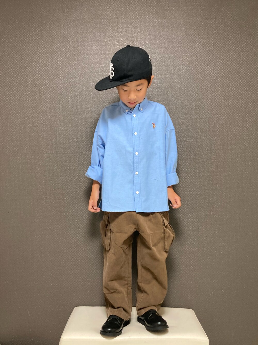 「秋服まるっと大公開、キャップ、シャツスタイル、シンプルコーデ、カーゴパンツ、ローファー、秋服、アースカラー、お出かけコーデ、プチプラ、カジュアルコーデ」｜「THE OTOGIBANASHI...SUPPLYのアイテム（キャップ、レッド系）」を使った、S♡K♡K♡さん（キッズ・90cm）の秋コーディネートの1枚目の写真