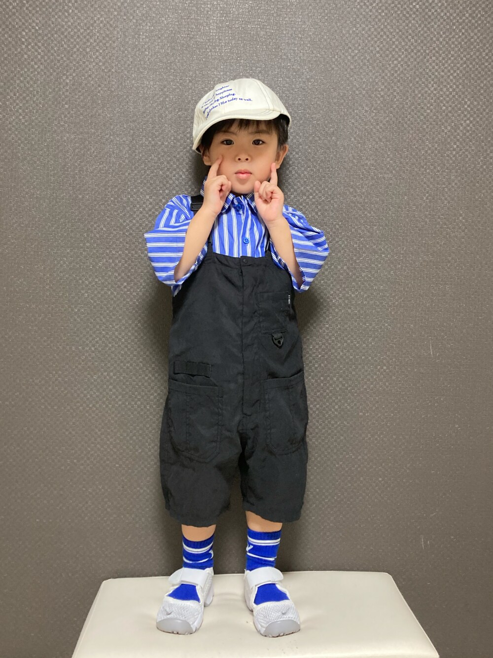 「キャップ、シャツスタイル、ストライプ、サロペット、ラインソックス、カラーソックス、エアリフト、シンプルコーデ、ブルー、休日スタイル、サンダル、カジュアルコーデ」｜「LOWRYS FARMの刺繍ロゴＣＡＰ　264887（キャップ、ホワイト系）」を使った、S♡K♡K♡さん（キッズ・90cm）の春コーディネートの1枚目の写真