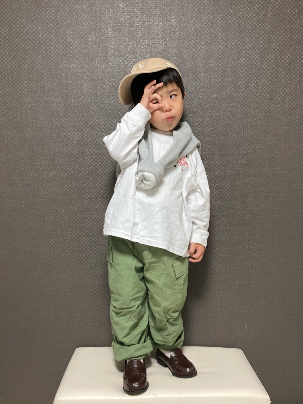 「キャップ、ロゴT、ロンT、カーゴパンツ、パーカー、肩がけ、ローファー、アースカラー、シンプルコーデ、休日スタイル」｜「NEW ERAの【別注】＜NEW ERA×PEANUTS＞EX  キャップ CAP（キャップ、ベージュ系）」を使った、S♡K♡K♡さん（キッズ・90cm）の春コーディネートの1枚目の写真