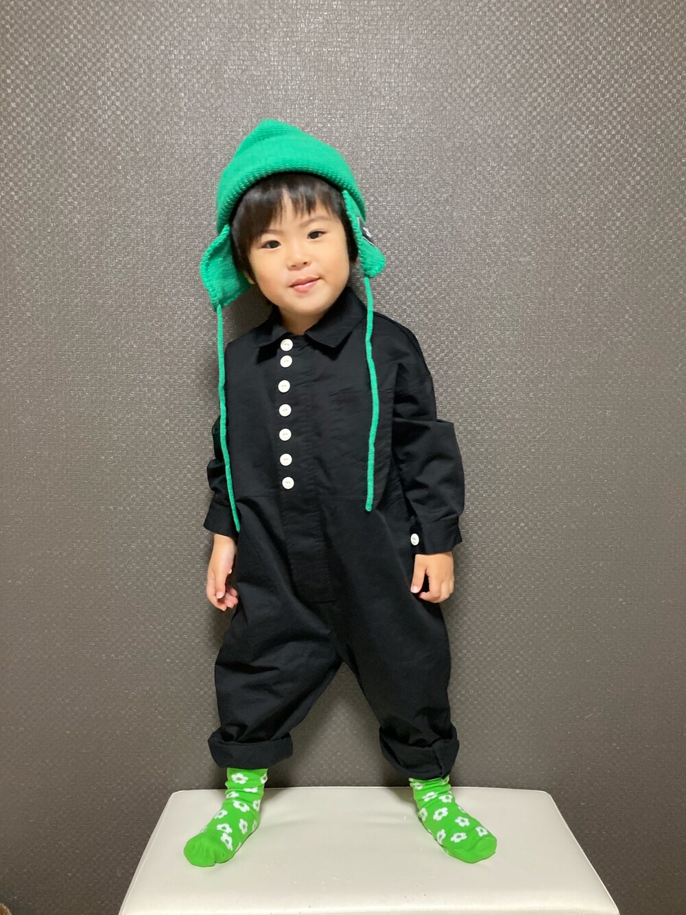 「ニット帽、オーバーオール、オールインワン、カラーソックス、LOWRYS FARM、lowrysfarmkids、シンプルコーデ、グリーン、モード」｜「LOWRYS FARMのフロントボタンオールインワン　162227（つなぎ/オールインワン、ブラック系）」を使った、S♡K♡K♡さん（キッズ・90cm）の秋コーディネートの1枚目の写真